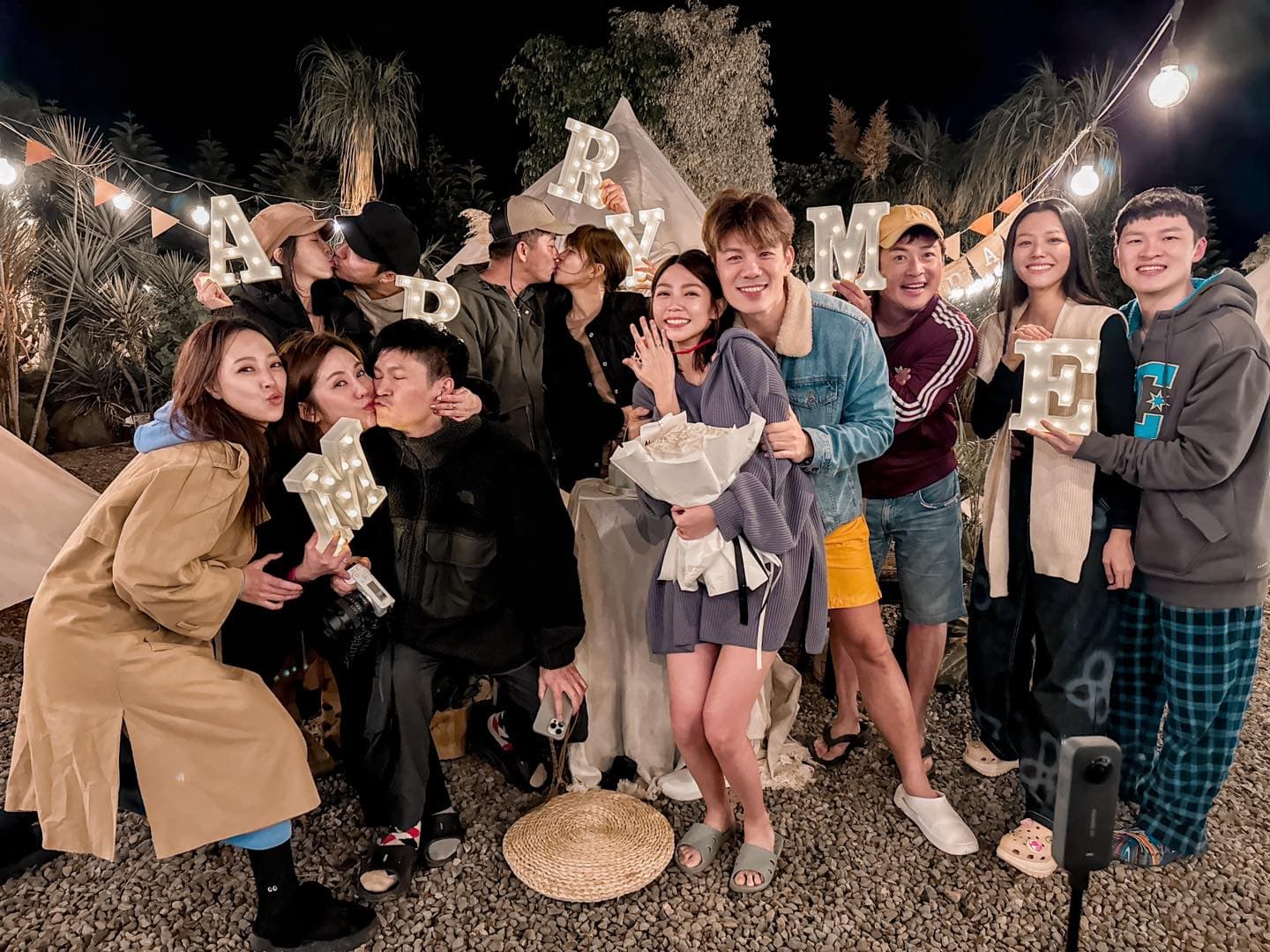 曾智希被求婚，好友受到氣氛感染一起放閃。（翻攝自曾智希 Simba臉書）