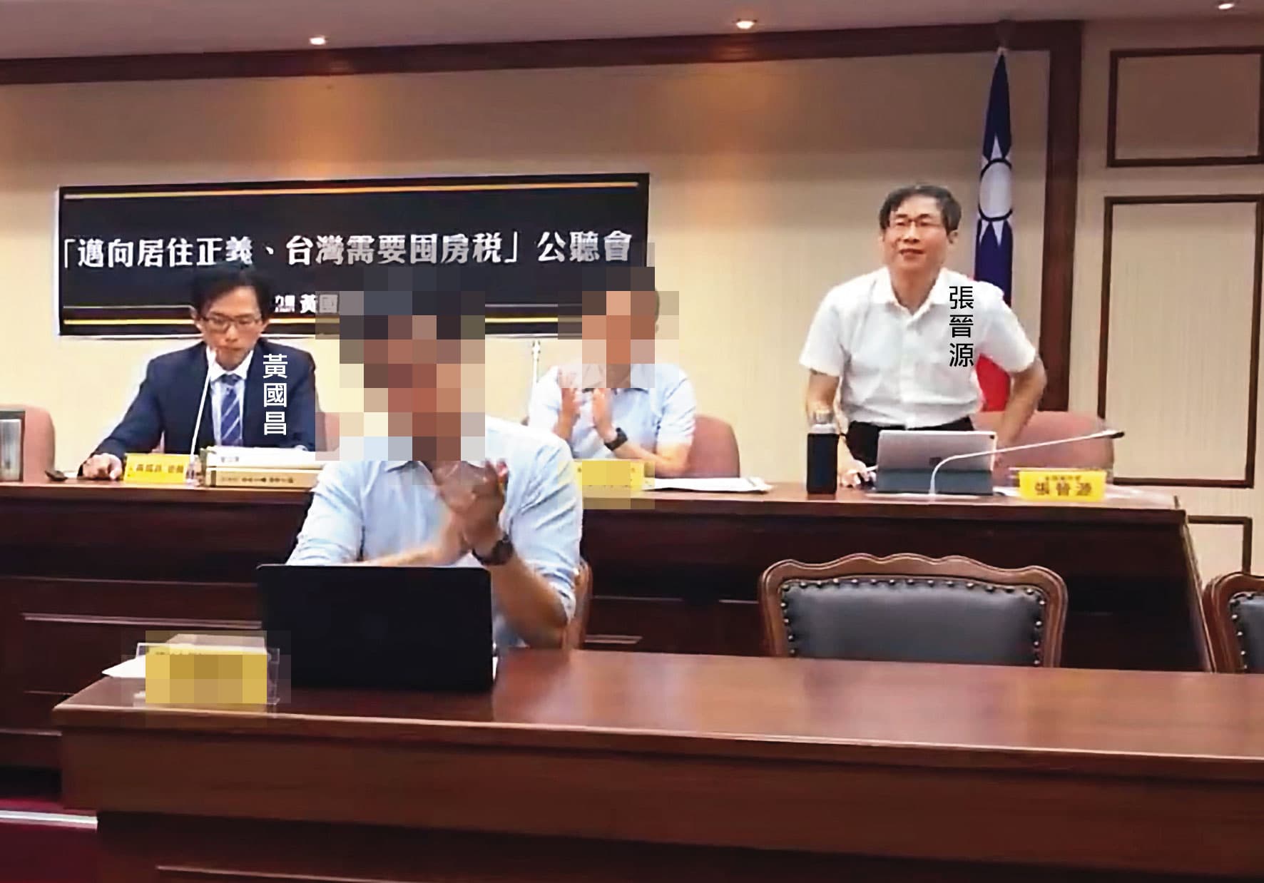 張晉源（後右）與黃國昌（後左）組成「台灣公益揭弊暨吹哨者保護協會」，且曾擔任《民報》董事長，插旗媒體業。（翻攝黃國昌國會辦公室公聽會）