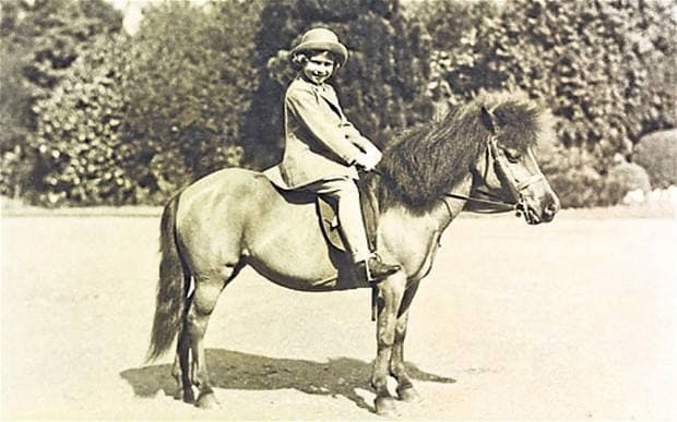 4歲的伊莉莎白和她的第一匹小馬「佩吉」。（翻攝Washington International Horse Show臉書）