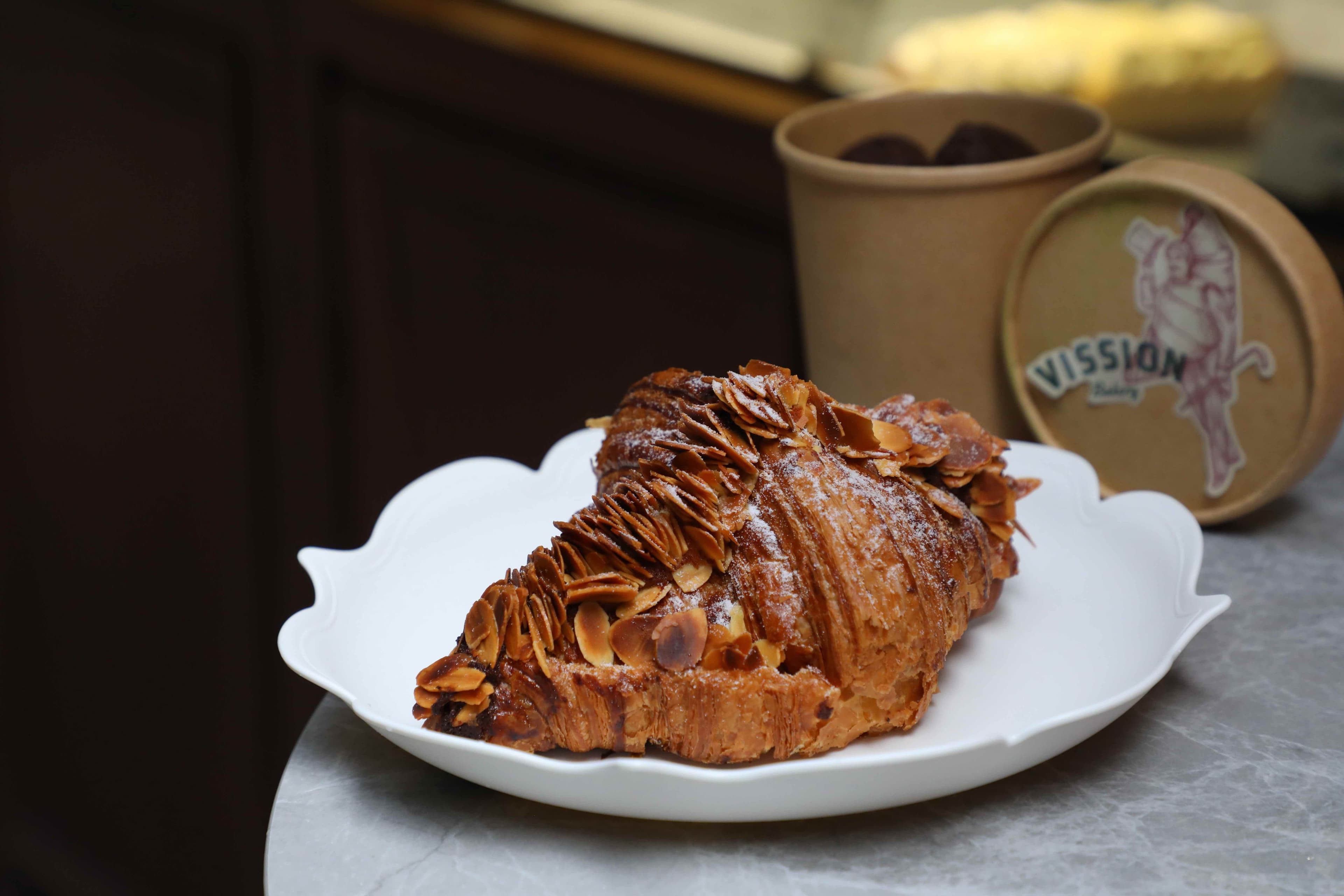 店裡的杏仁可頌「Almond Croissant」也很受歡迎，外酥內軟帶著蓬鬆空氣感，表面鋪滿杏仁片。（港幣45元／個，約NT$182）