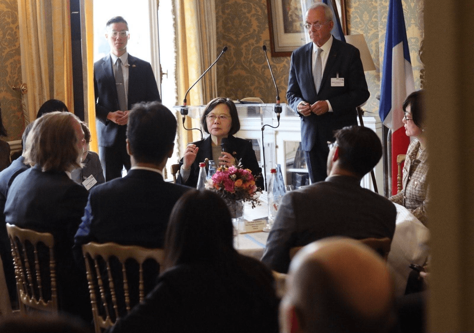 蔡英文出席法國「國際企業行動聯盟」（MEDEF International）所舉辦「台法企業交流會」，演講後與企業代表交換意見。（外交部提供）