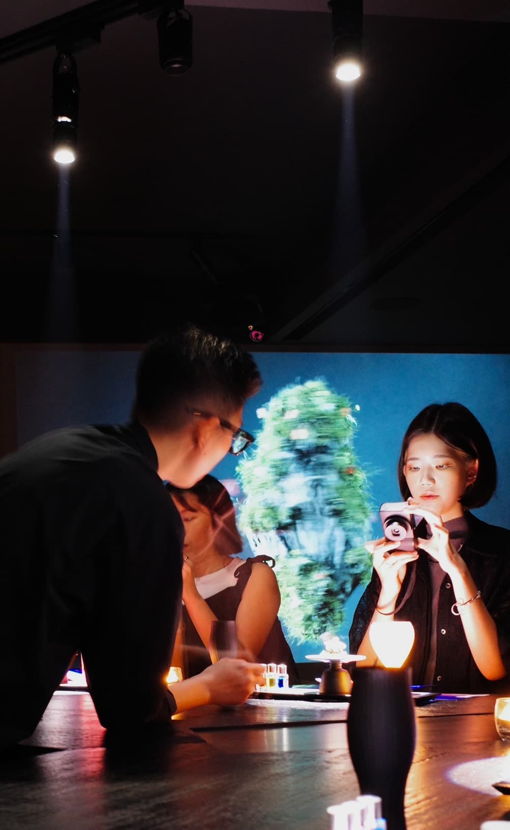 「LIT TAIPEI」的創辦人L，在送上酒、食之際，也藉由言語間的引導，讓品飲者一步步被引領觸動，不自覺地進入自我的靈魂問答。