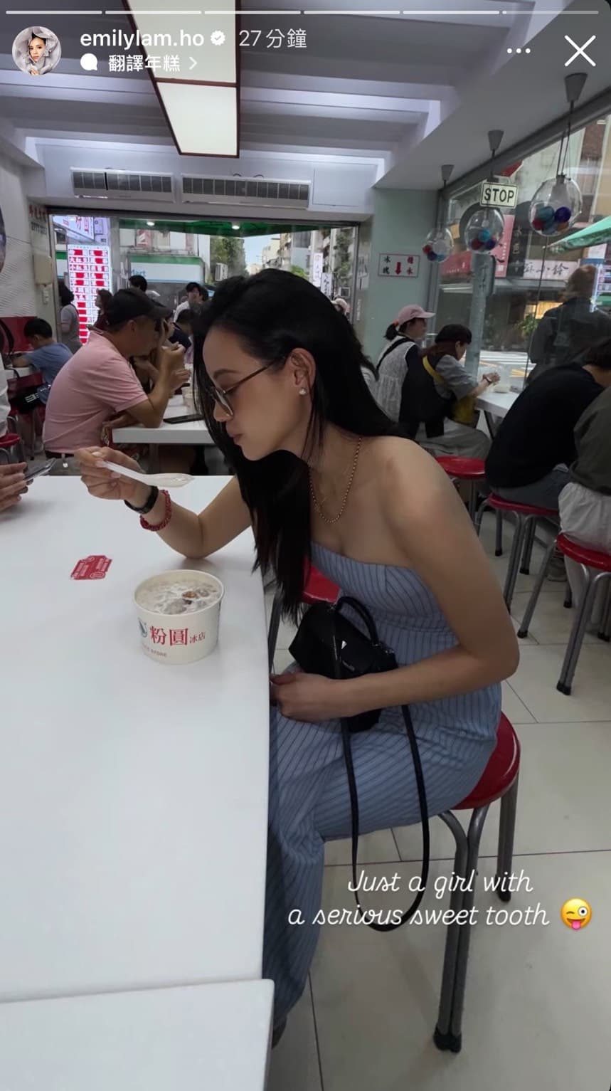林恬兒坐在店內享用東區粉圓，表示自己是個「超級愛吃甜食的女孩」。（翻攝emilylam.ho IG）