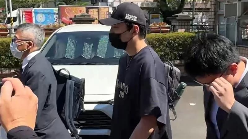 王大陸全黑打扮現身新北地院出庭。（翻攝畫面）