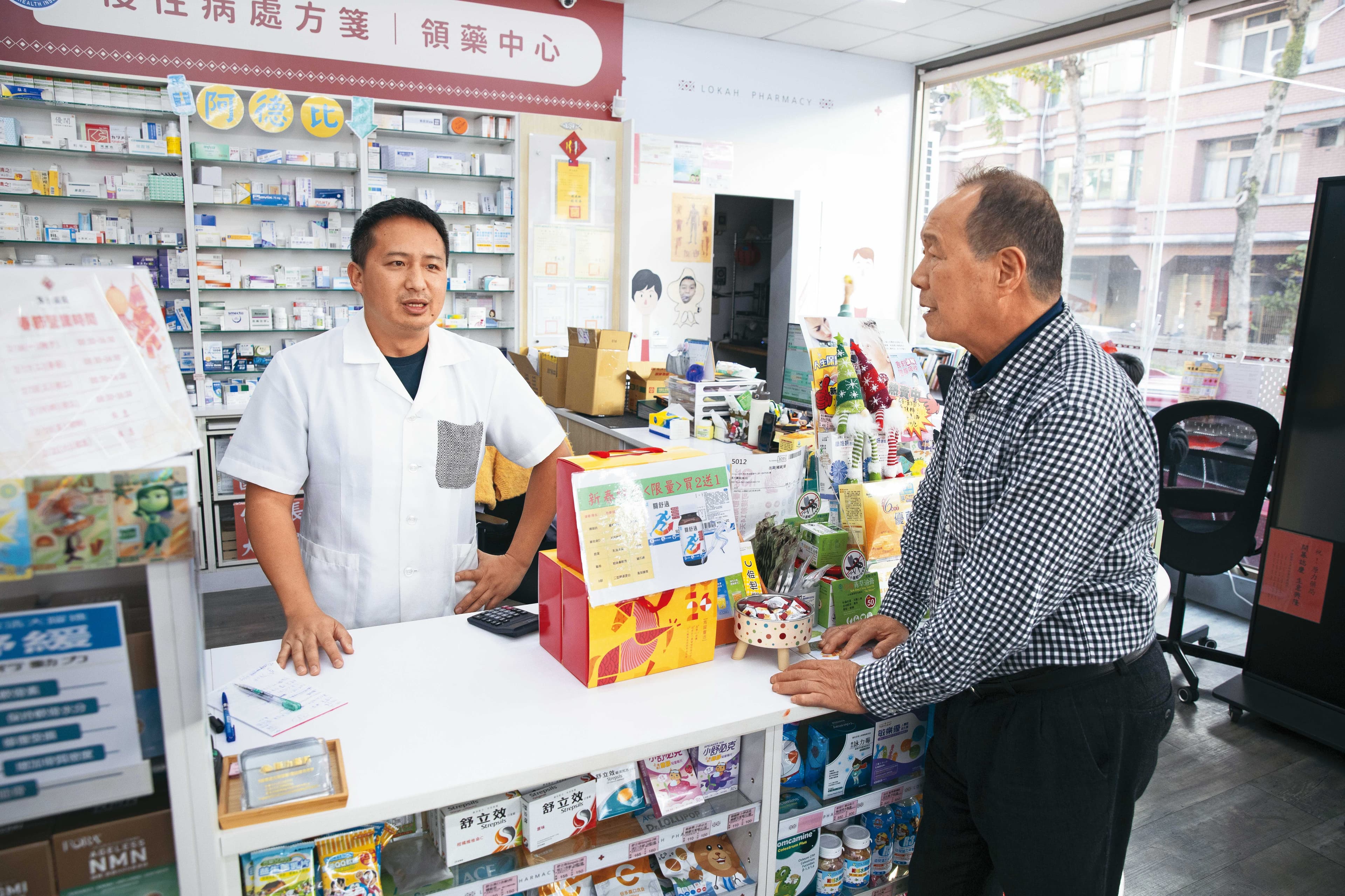 賴力行（右）長子賴君君（左）受父親影響成為藥劑師，用另一種方式與父親在醫療路上同行。