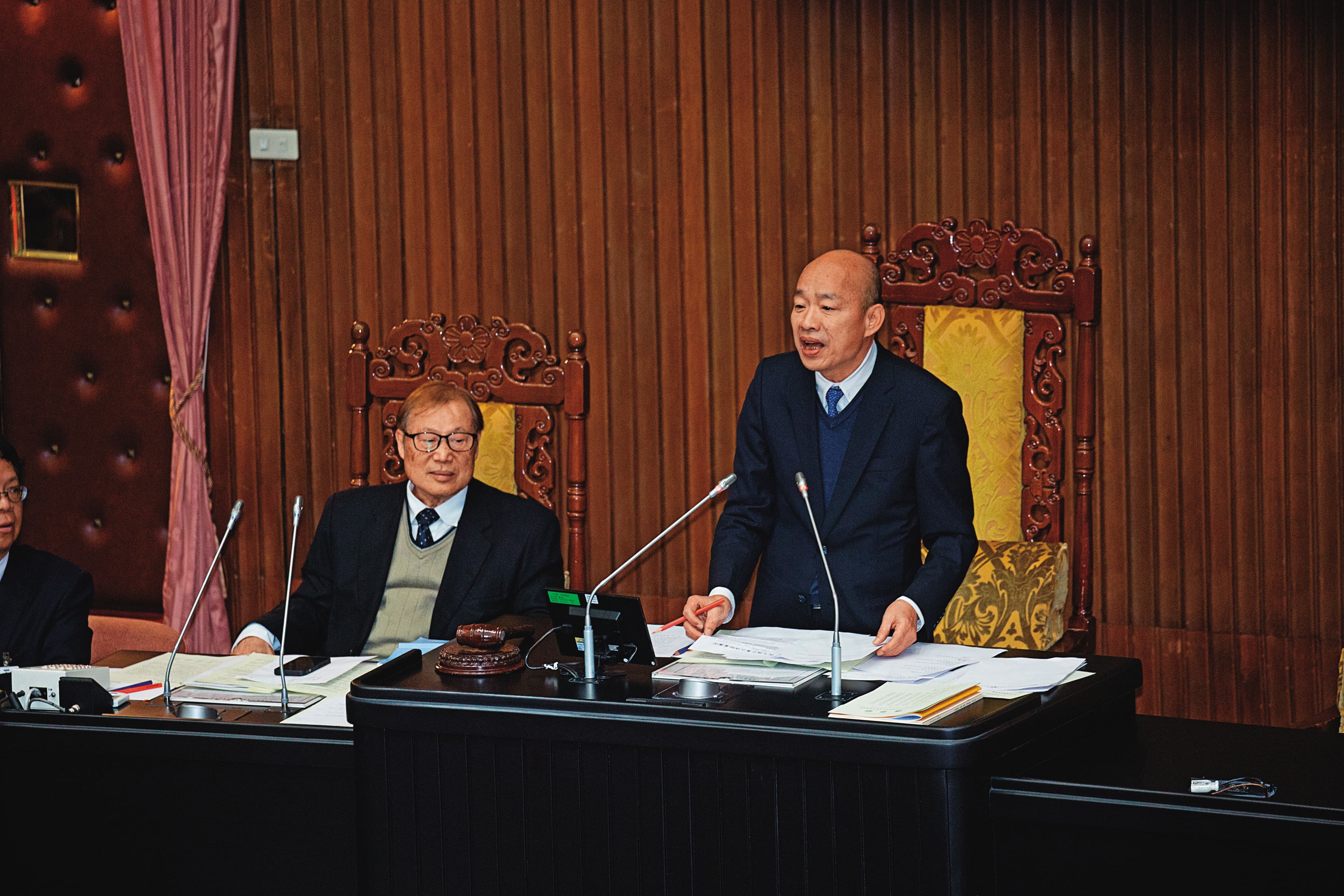 為快速熟悉議事流程，韓國瑜（右）至今只讓副院長代打過1次院會主持。左為立法院祕書長周萬來。