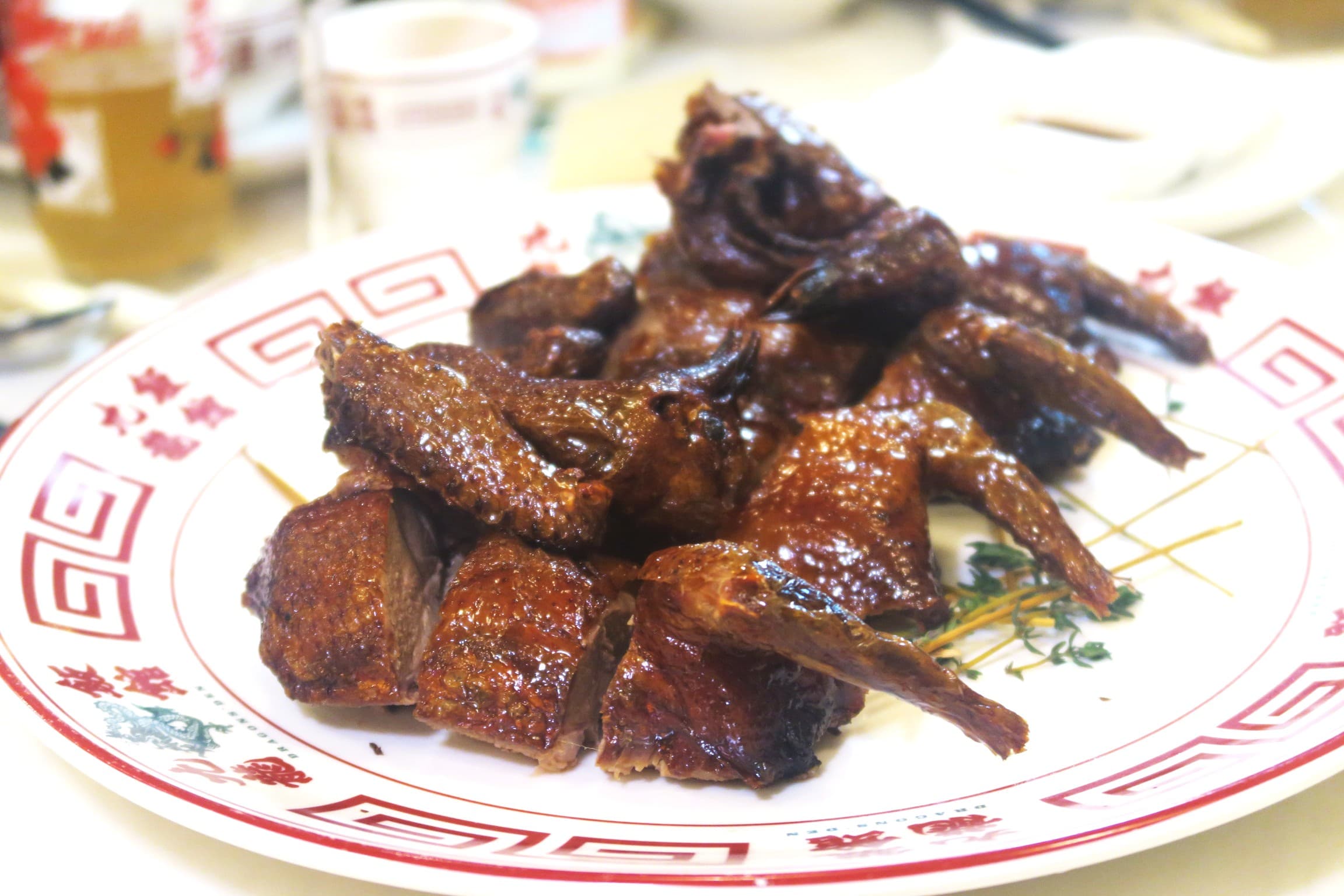 「梨木煙燻熟成乳鴿皇」經過風乾熟成，風味更濃縮。（港幣168元／份，約NT$681）