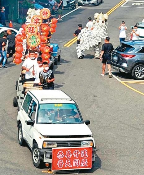 三環幫曾派佛祖車、蜈蚣陣、白舞獅挑釁警方，作風十分囂張。（翻攝畫面）
