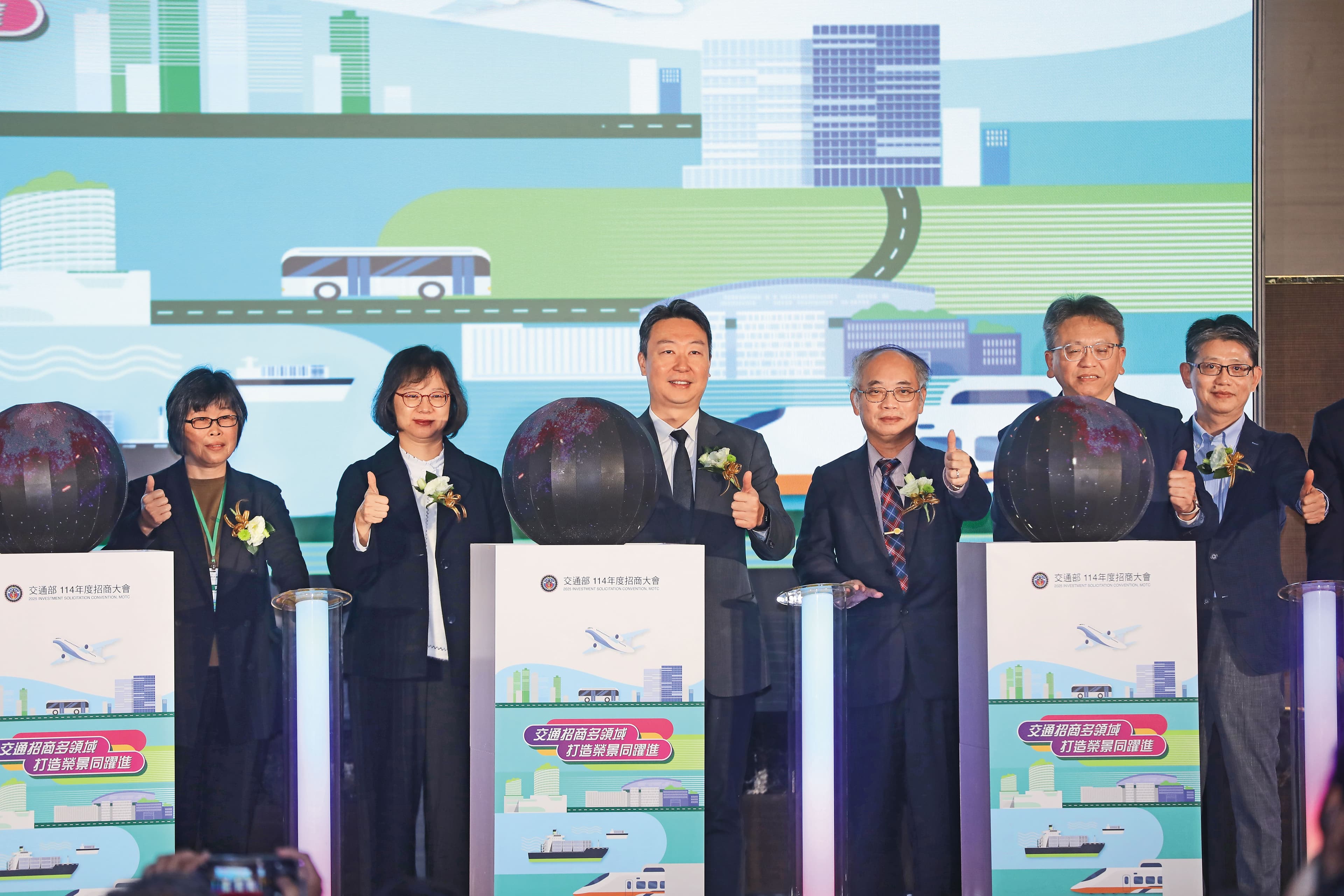 交通部長陳世凱（左3）出席招商大會時直言：「這次北車重招標重點就是要進行一次大改造、大整理。」