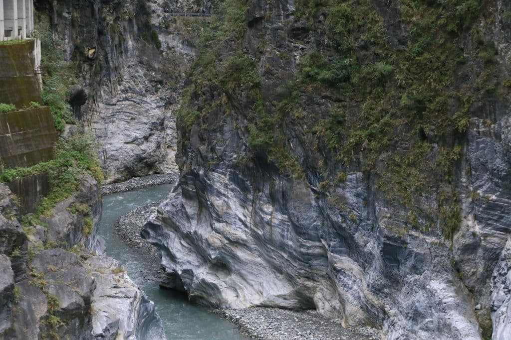 「酋長岩」是太魯閣的知名地標，遠遠望去可看出巨石像是一張側臉。（翻攝自臉書/太魯閣國家公園）