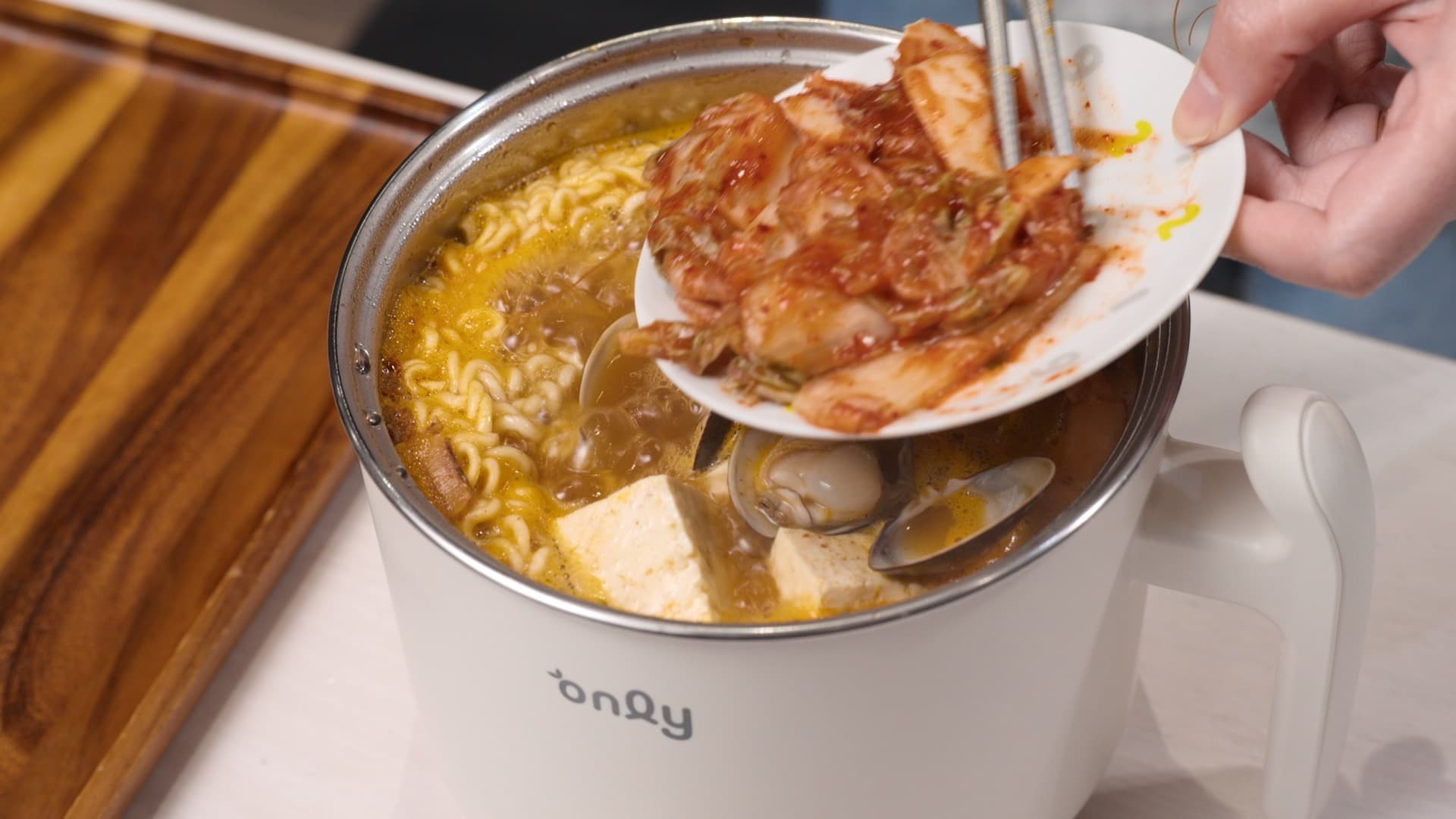 使用質感簡約的「夢夢白」放手鍋煮出辛辣鮮甜的韓式泡菜鍋，祈願中華隊戰勝強敵、美夢成真。