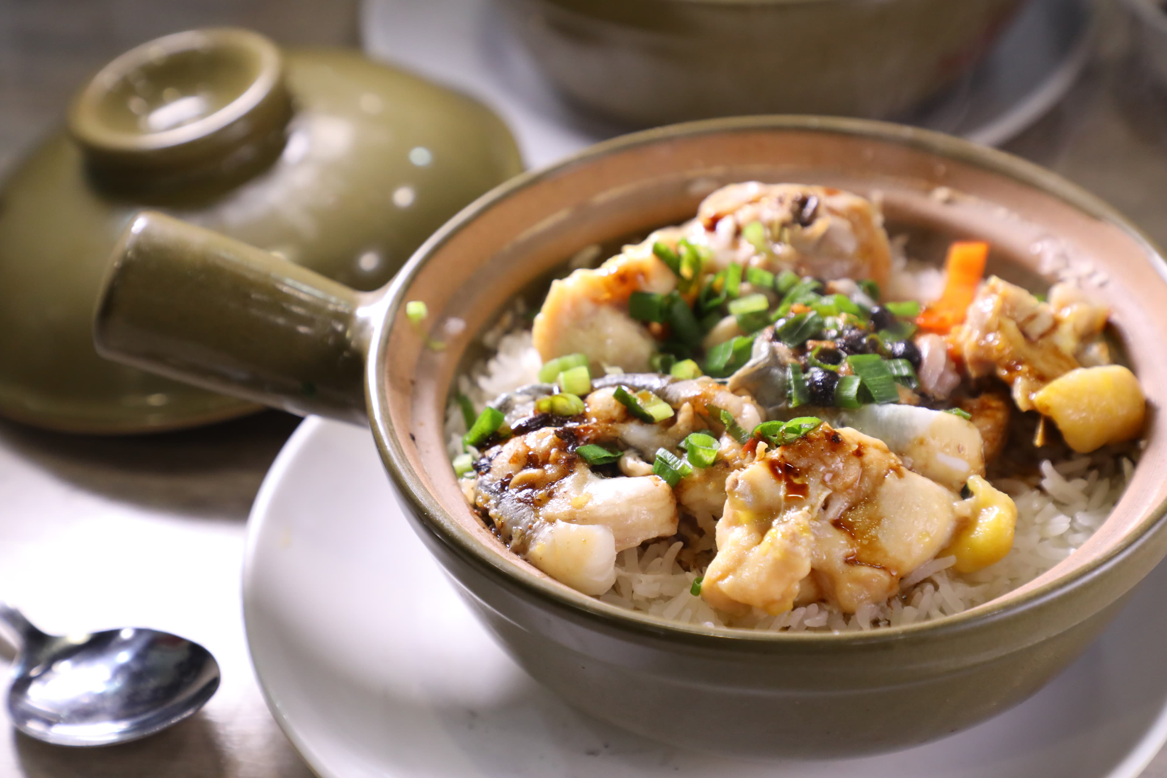 台灣少見的「白鱔滑雞飯」料多實在，是嚐囍的招牌煲仔飯。（港幣98元／份）