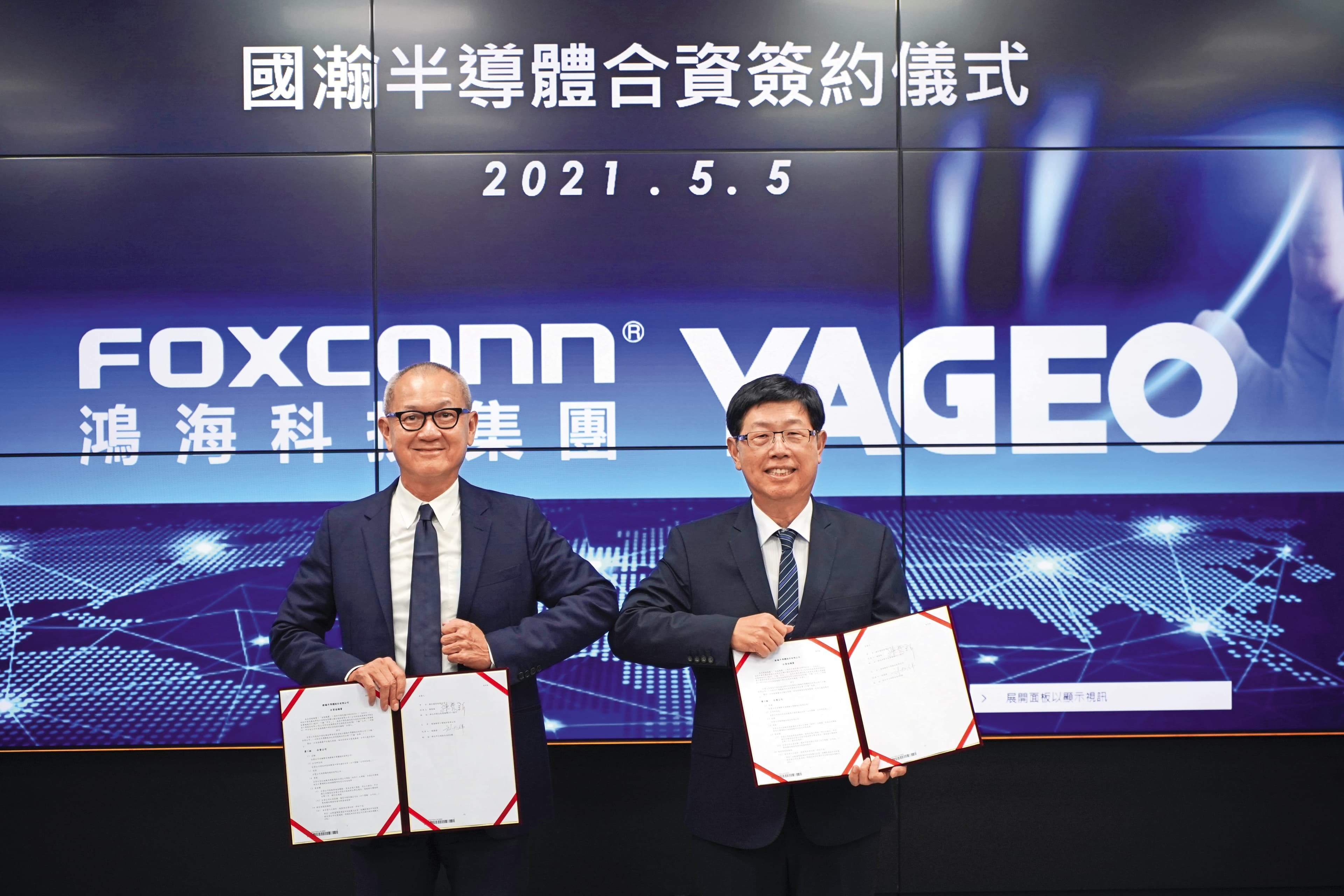 陳泰銘（左）和鴻海董事長劉揚偉（右）簽約，共同成立國瀚半導體。（鴻海、國巨提供）