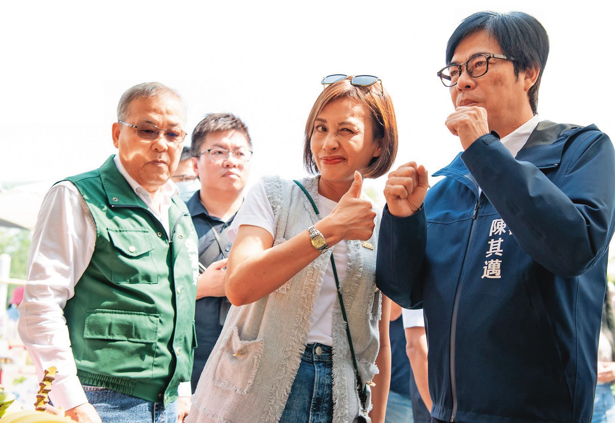 綠營2018年曾在高雄經歷慘烈初選，最後丟掉政權，陳其邁（右）謹記教訓不敢大動作介入初選。（翻攝邱議瑩臉書）