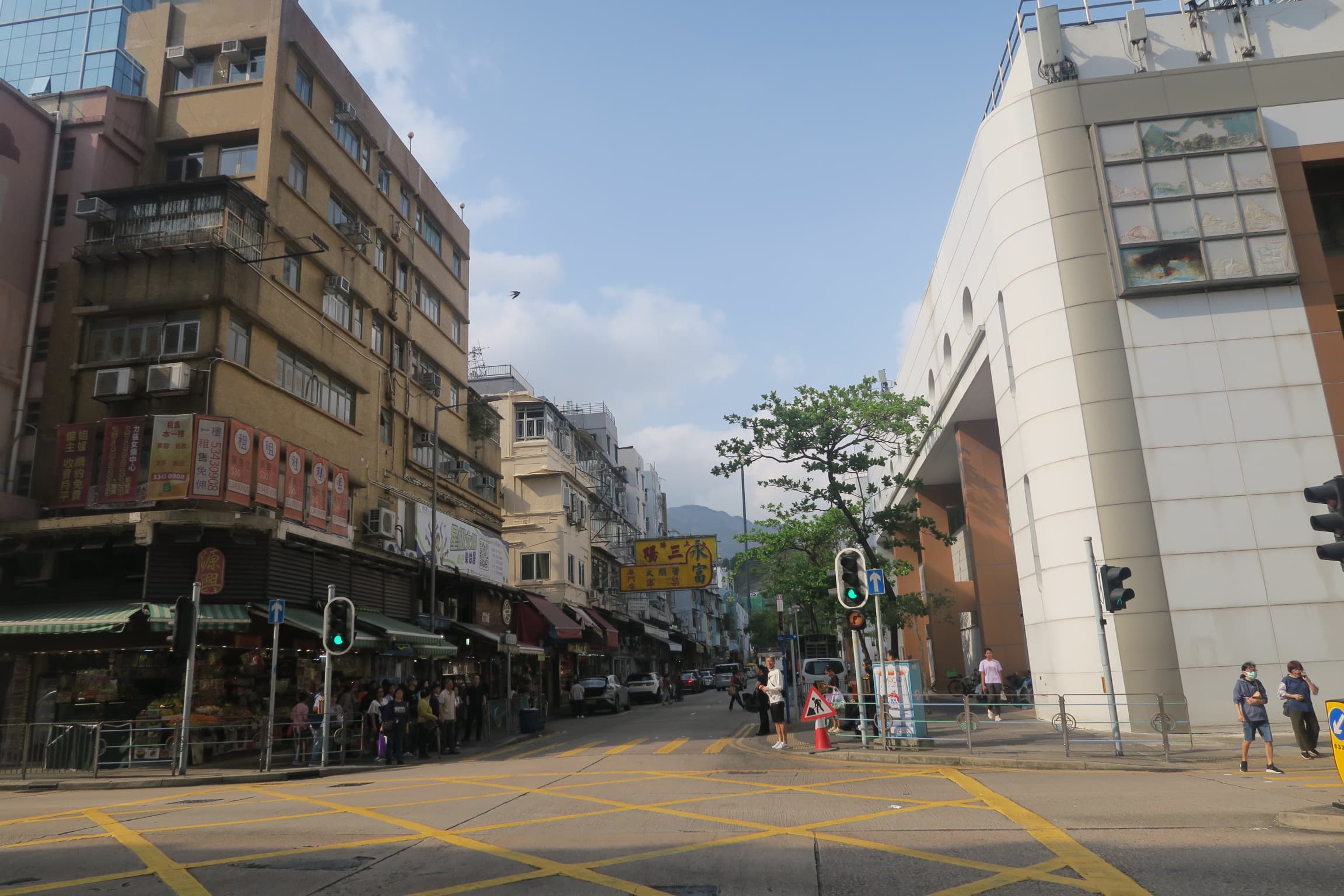 九龍城街市是香港歷史悠久的濕貨市場，歷經百年演變，周遭亦有許多特色商店可以採買。