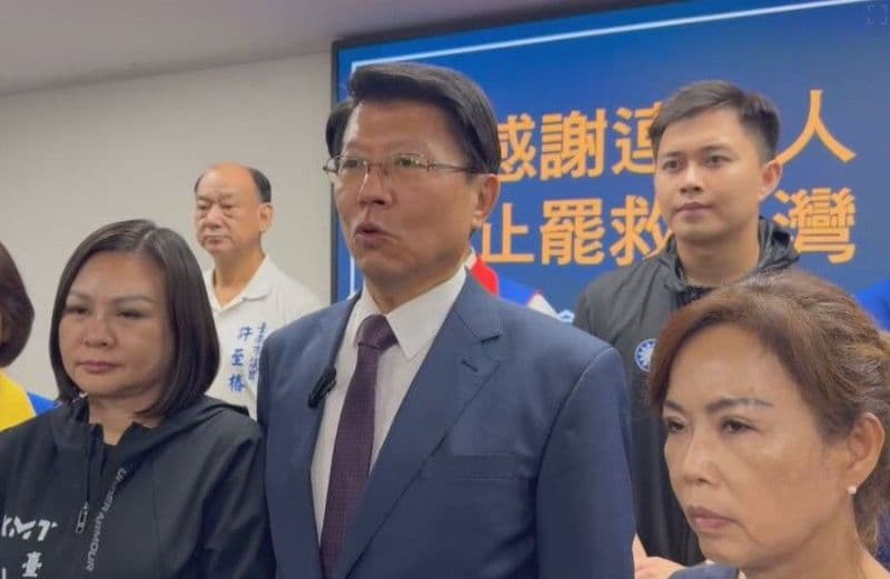 謝龍介今宣布因為連署數量僅6成，林俊憲、王定宇的罷免案將不會送件。（鏡新聞提供）