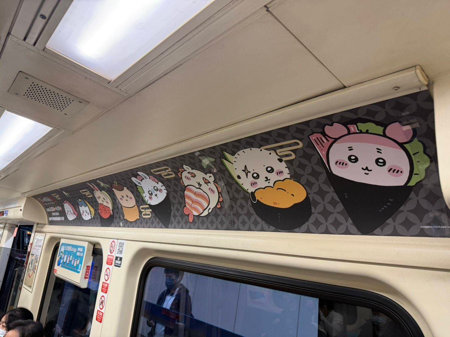 吉伊卡哇出現在板南線捷運車廂，陪伴旅客一起搭車。（北捷提供）