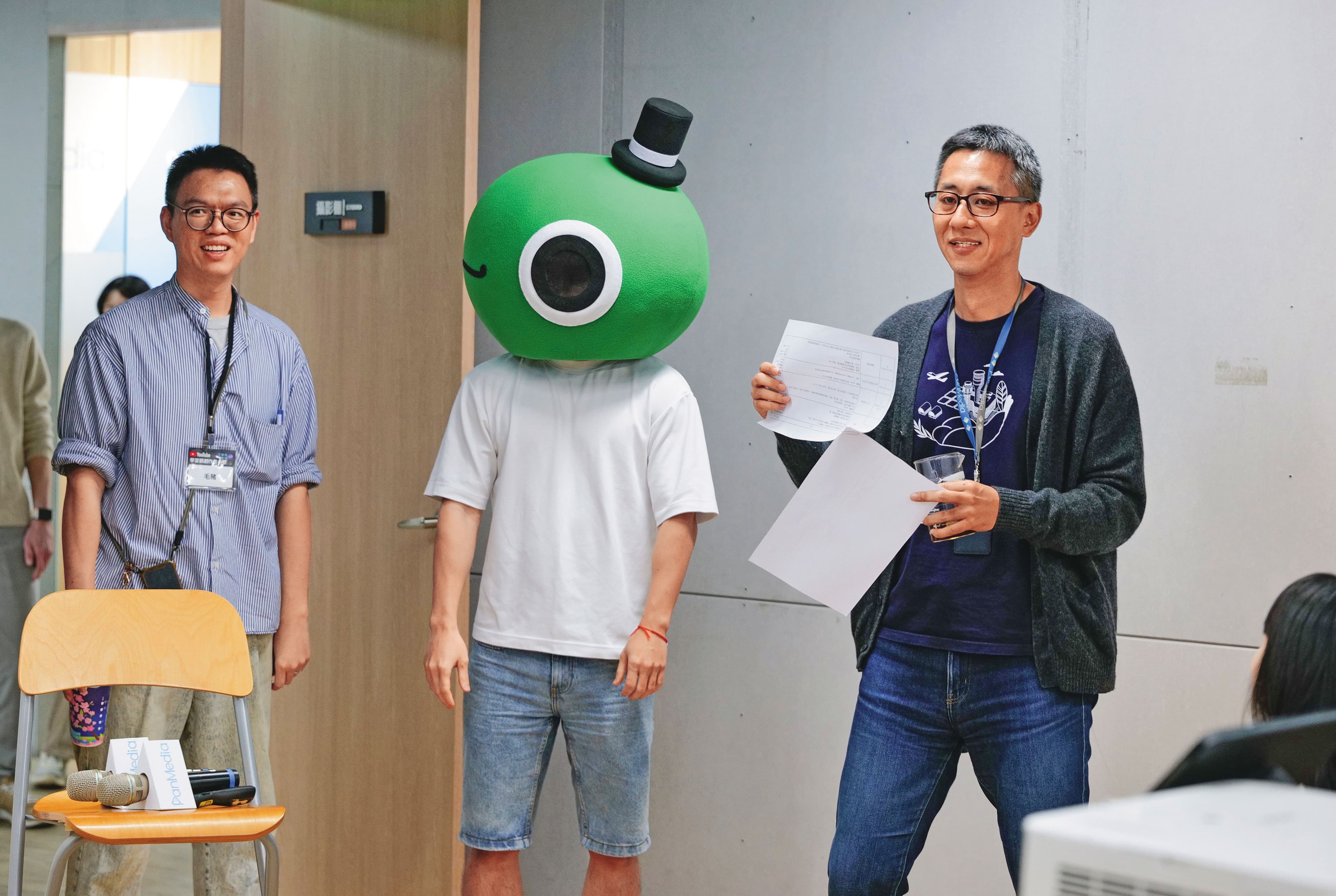 鄭國威（右）的《泛科學》舉辦知識類內容創作者聚會，邀請「怪奇事物所」所長（中）來分享心得。