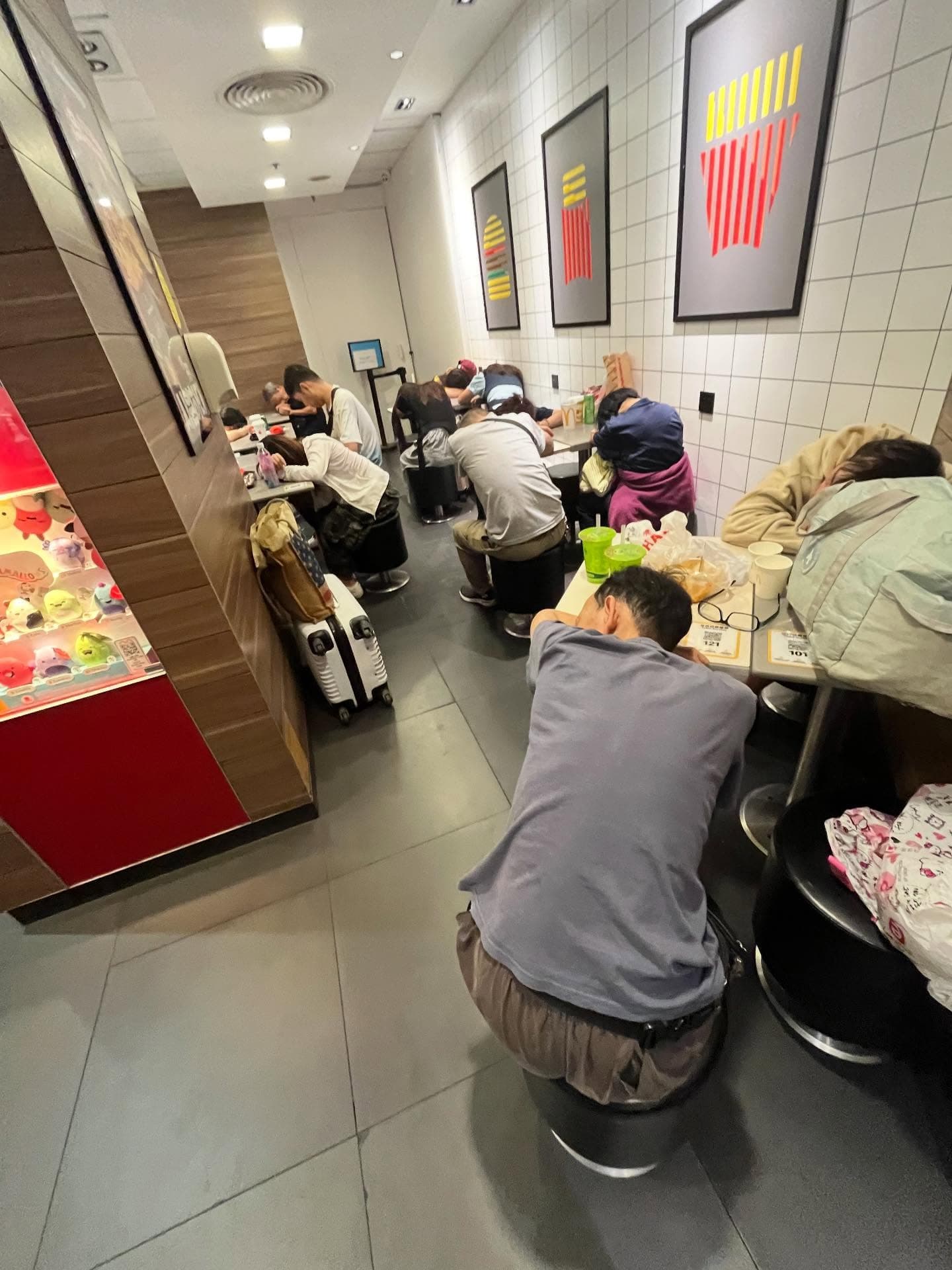 中國「五一黃金週」甫結束,不過不少中國客前往香港旅遊,卻出現未訂飯店,選擇夜宿麥當勞或露營。(翻攝自Threads)