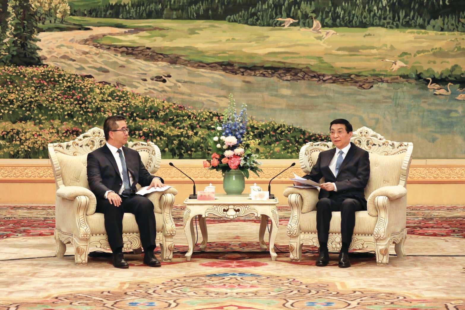 國民黨副主席蕭旭岑（左）在國共論壇會見中共全國政協主席王滬寧（右），雙方事前磋商即拍板。（國民黨提供）