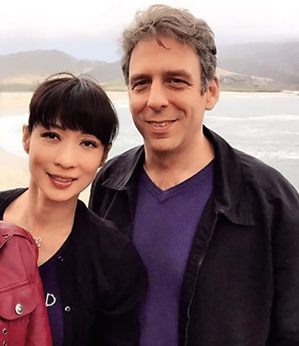 溫翠蘋（左）曾有2段婚姻，2014年嫁給美國籍老公Kevin（右），這段婚姻僅維持短短3年就告吹。（翻攝自溫翠蘋臉書）
