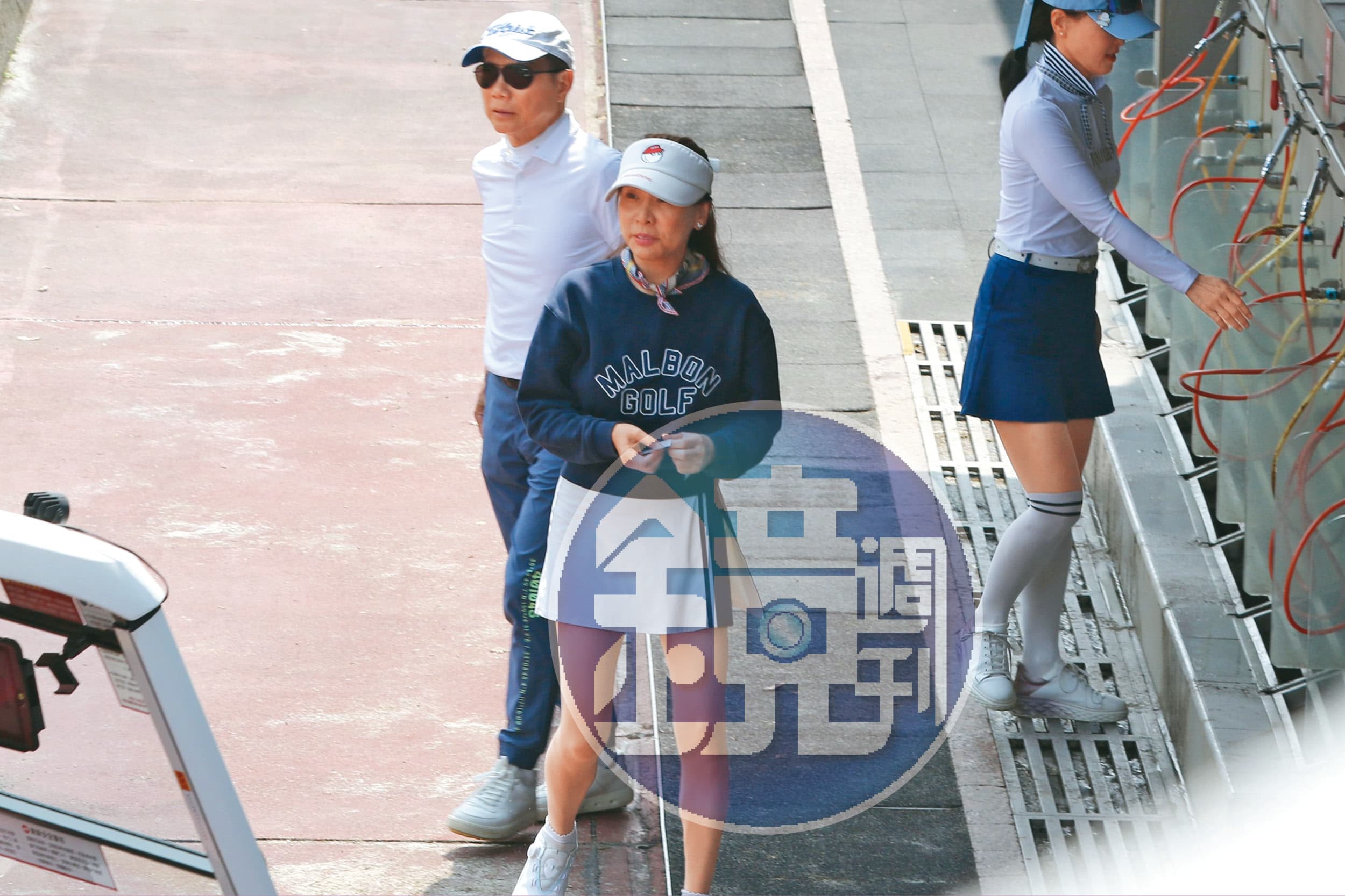 藍衣熟女與白衣熟女常在大溪球場出沒，不過因為藍衣熟女搭上了郭台銘而略勝一籌。