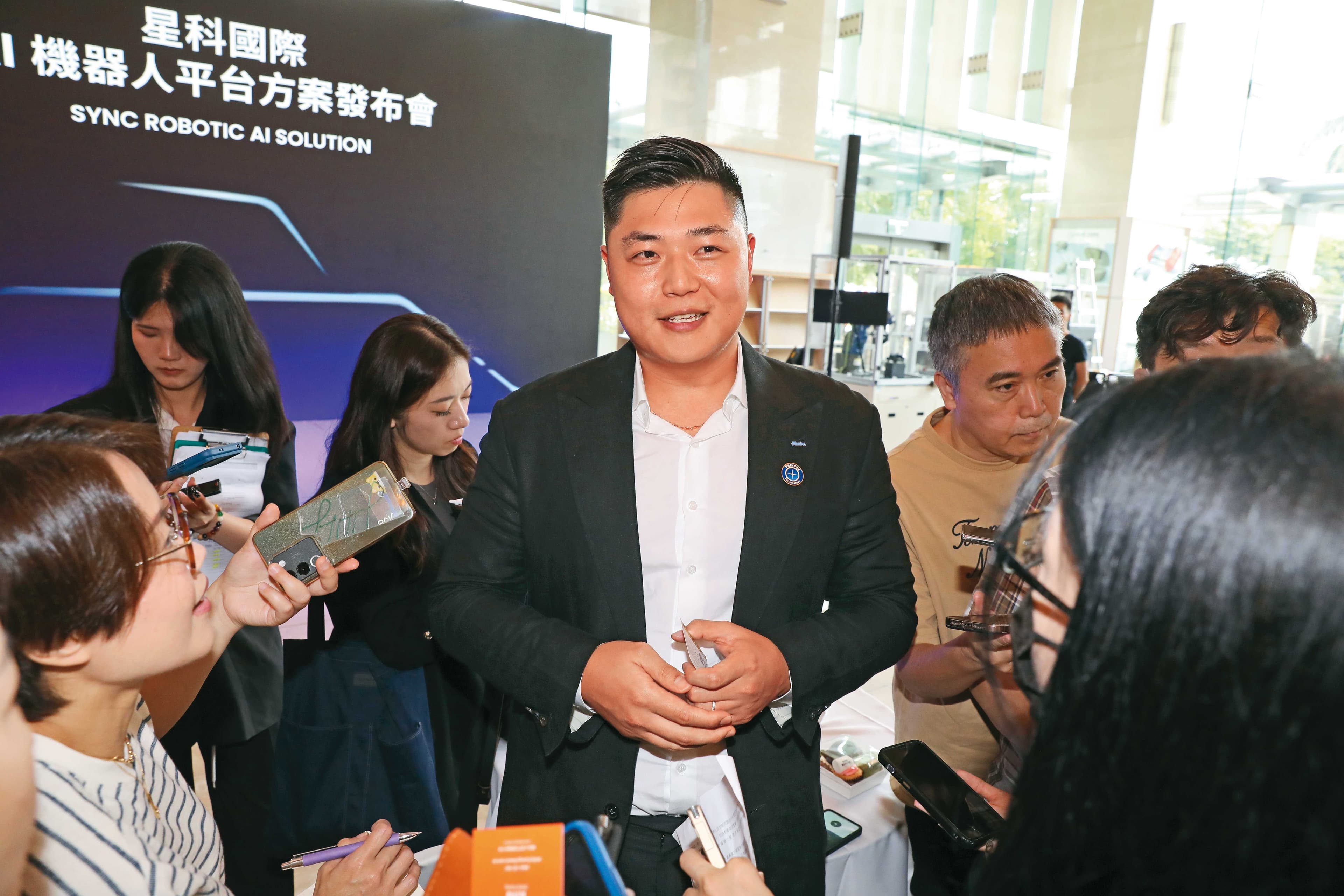 郭守富獨挑大梁開記者會，大談四足機器人平台方案。