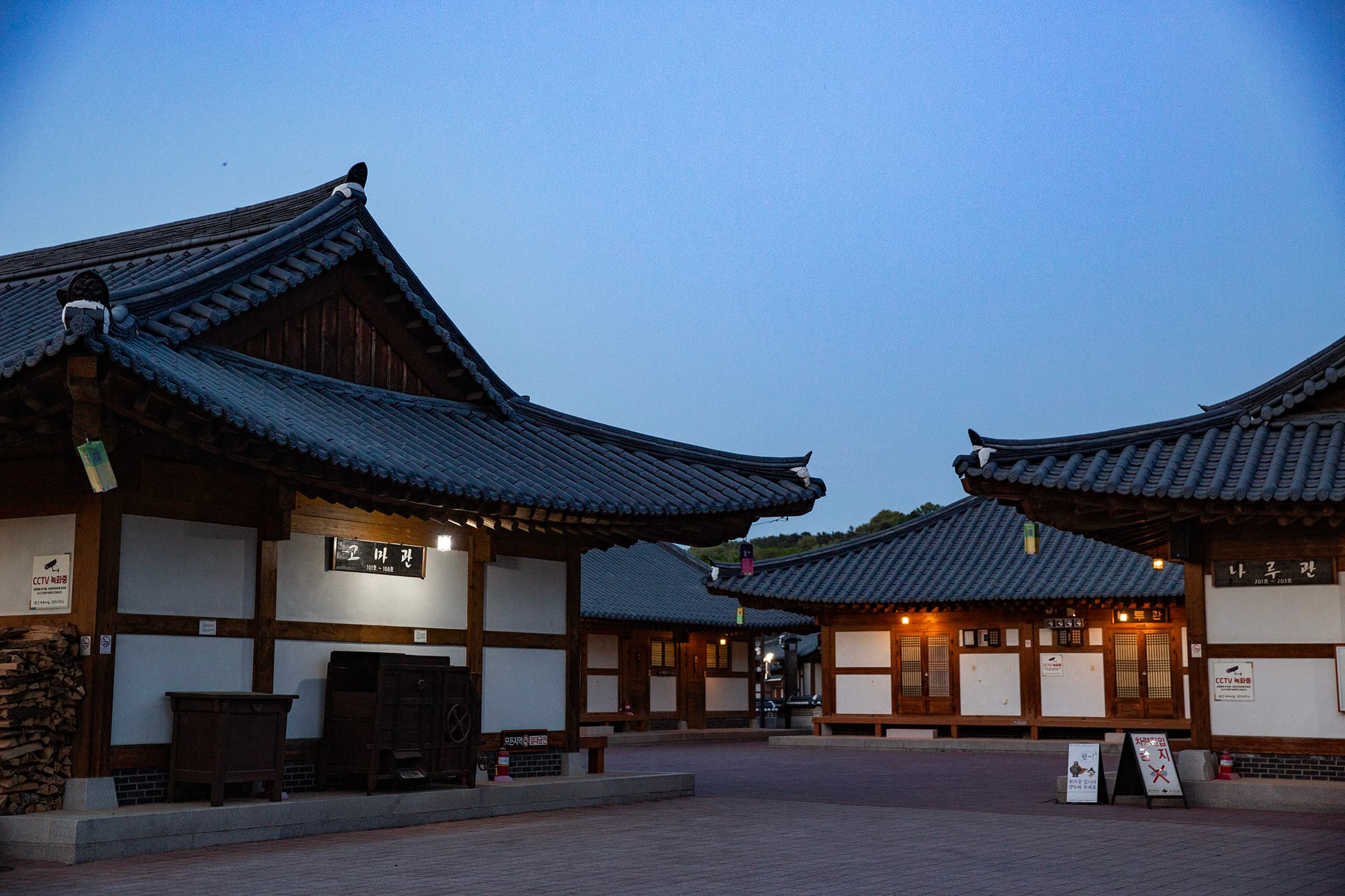 「公州韓屋村」內青瓦木牆鱗次櫛比，更有許多庭園造景，是一處融入百濟建築美學的現代住宿園區。