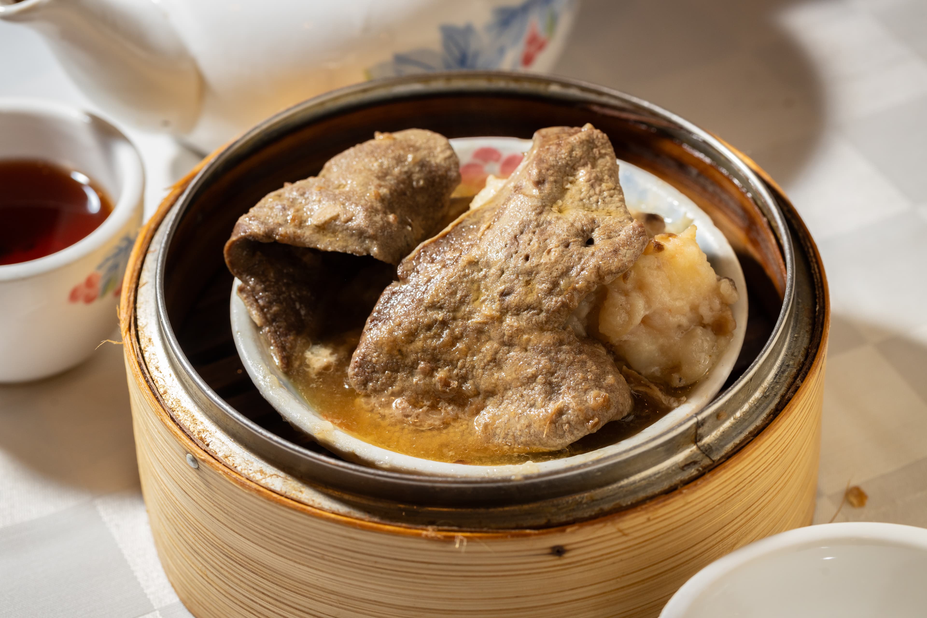 懷舊點心「豬膶釀燒賣」相當鮮甜，豬肝也無異味。（大點，港幣35元／份）