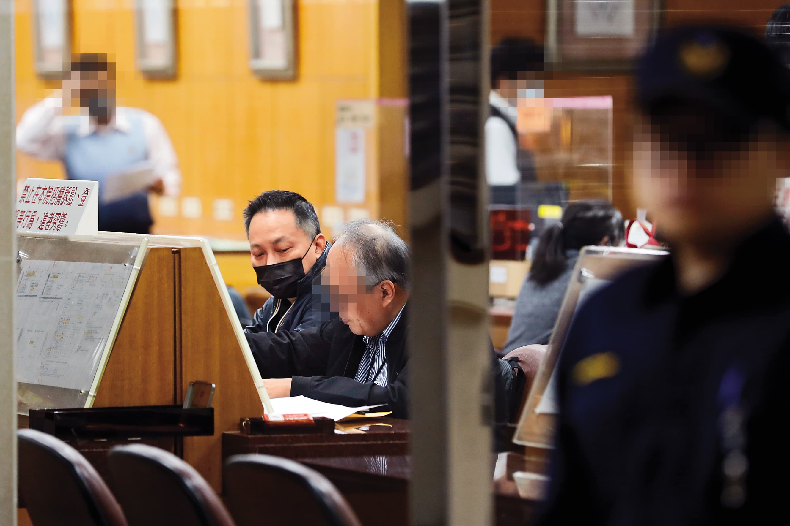 錢人豪（左）今年3月聲請假扣押《周處除三害》製片方3,000萬元財產獲裁定，他與律師（右）赴台北地院處理執行事宜。