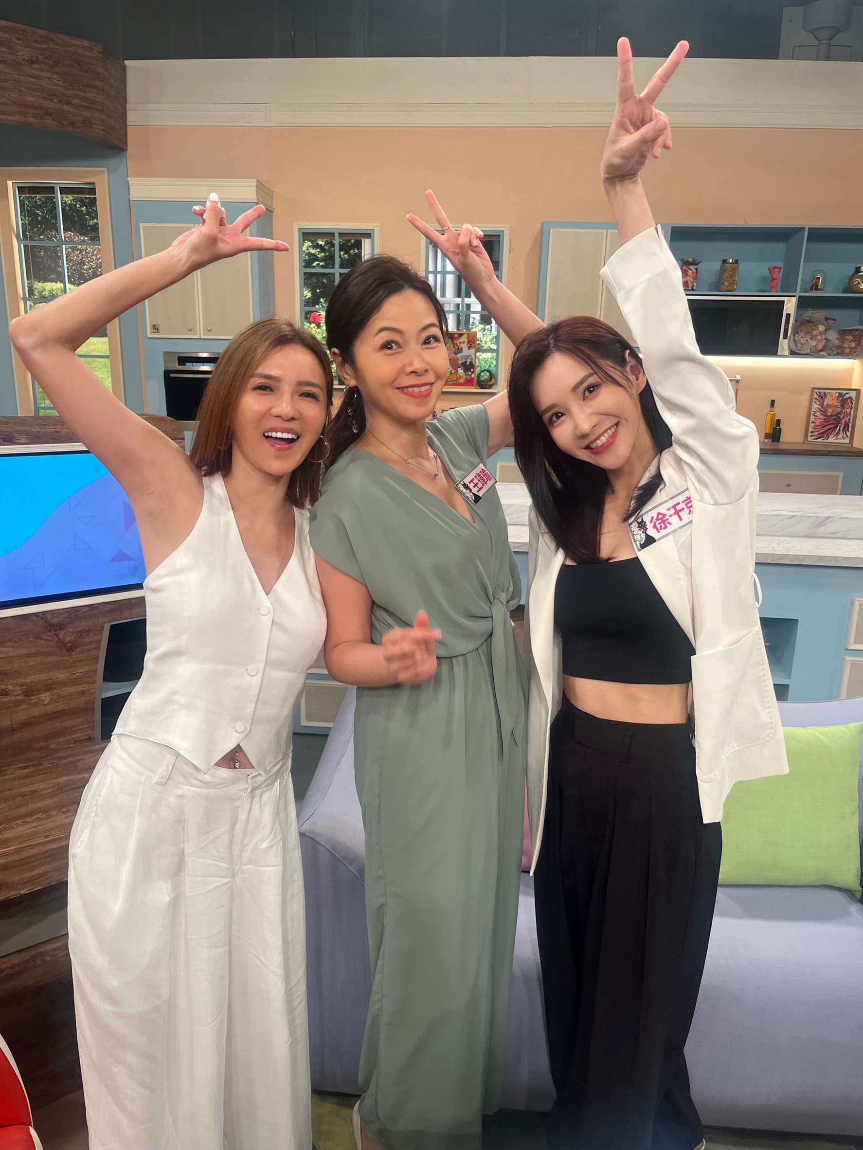 胡嘉愛(左)、王瑋瑜(中)、徐千京(右)一起合照，展現戲劇、主持、創作的多元能量。（民視提供）