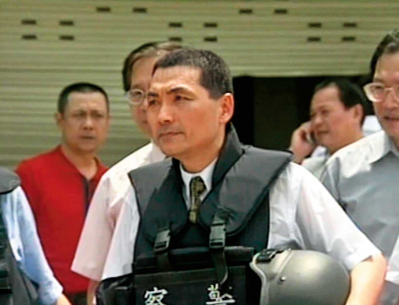 新北市長侯友宜（前）過去擔任警官時，曾率隊圍捕梁國愷等人。（東森新聞提供）