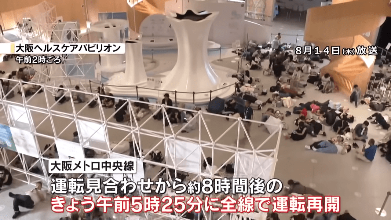 部份場館開放旅客入內休息，許多人疲憊不堪直接「席地而睡」。（翻攝自読売テレビニュース YouTube）