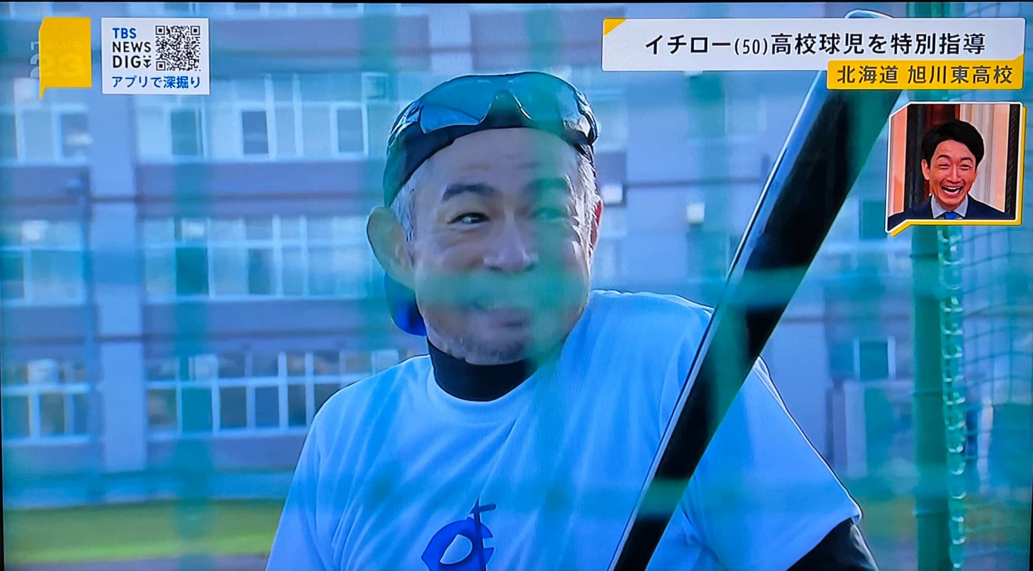 鈴木一朗打破玻璃時，露出不好意思的表情。（翻自X平台）