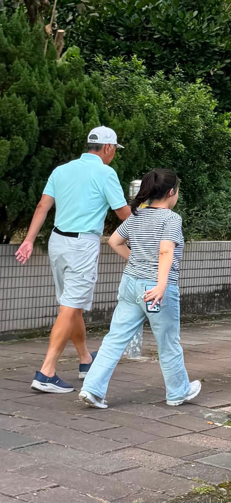 本刊日前收到讀者直擊的畫面，郭台銘與一名看似助理的女子同行。（讀者提供）