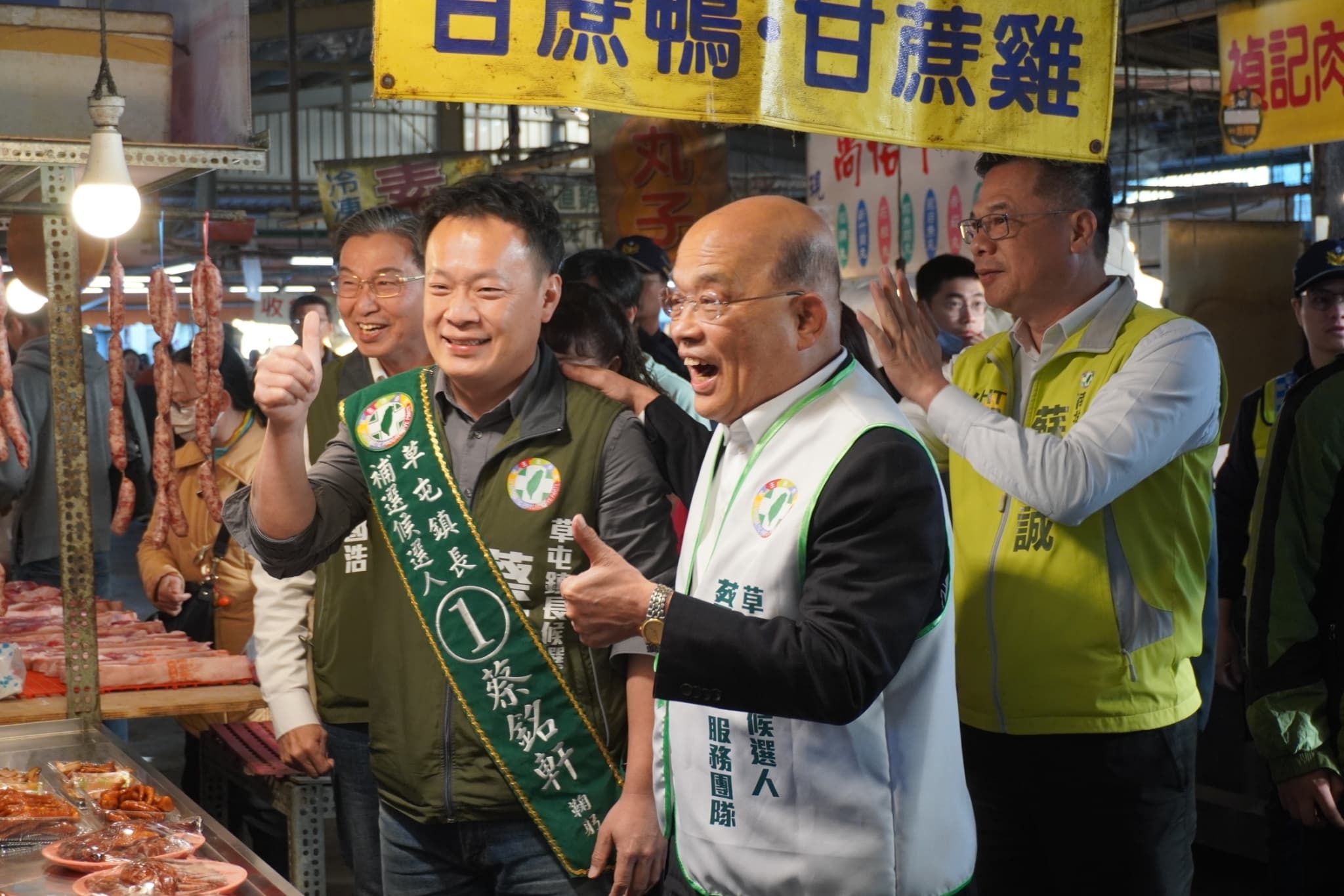 民進黨徵召縣議員蔡銘軒投入草屯鎮長補選，近日邀來前行政院長蘇貞昌陪同掃街。（翻攝自蔡銘軒臉書）