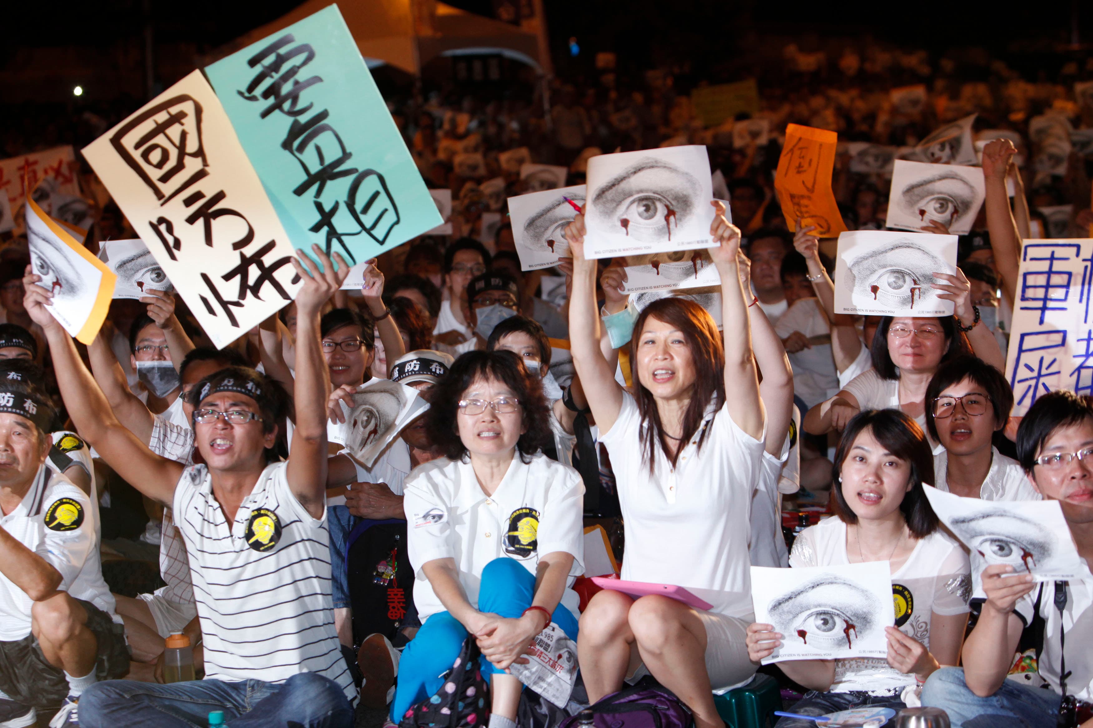 民眾不滿國防部對於洪仲丘之死的處理態度，上街抗議要為洪仲丘討真相。（資料照）