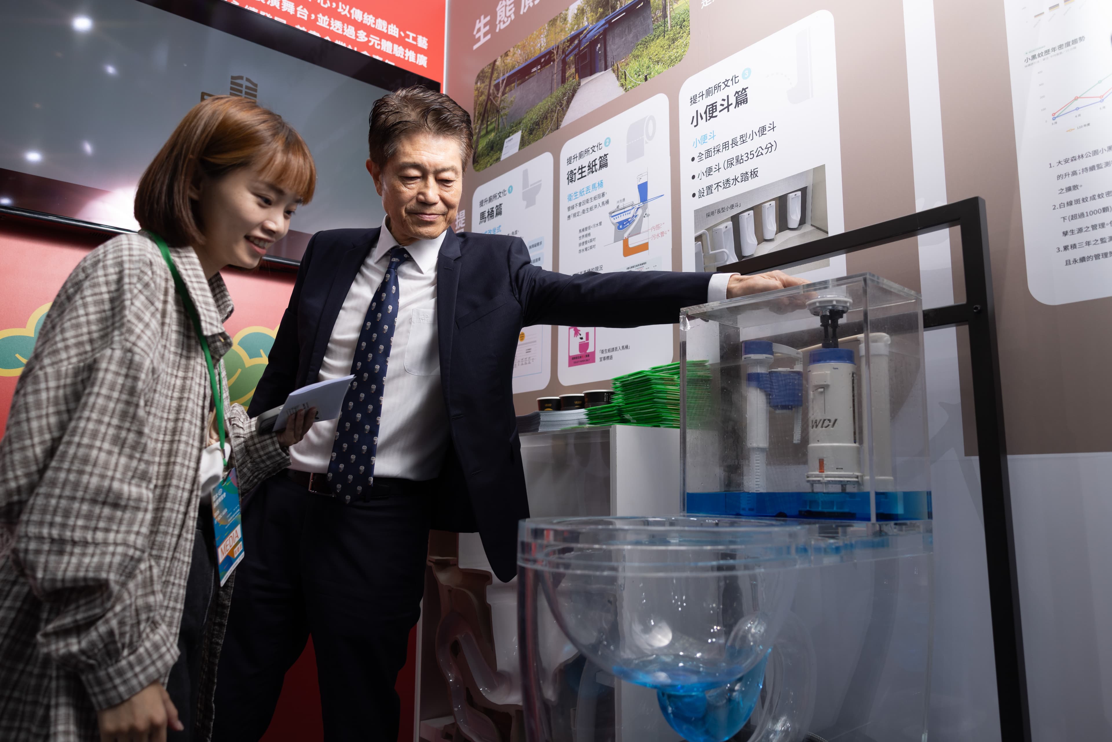 大安森林公園之友基金會常務董事蔡建生在展場解說坐式馬桶的使用迷思，強調廁所是否友善，不只關乎清潔，也影響長者、身障者與孩童能否安心使用。（全聯提供）