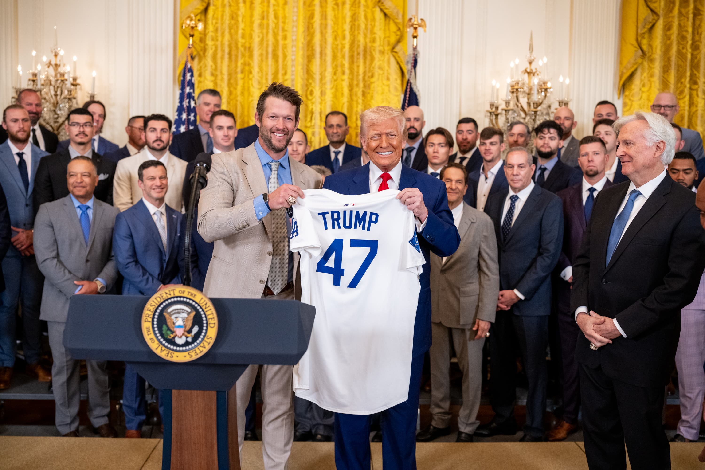 克蕭代表道奇位川普送上背號47的特製球衣。（翻攝自The White House Flickr）