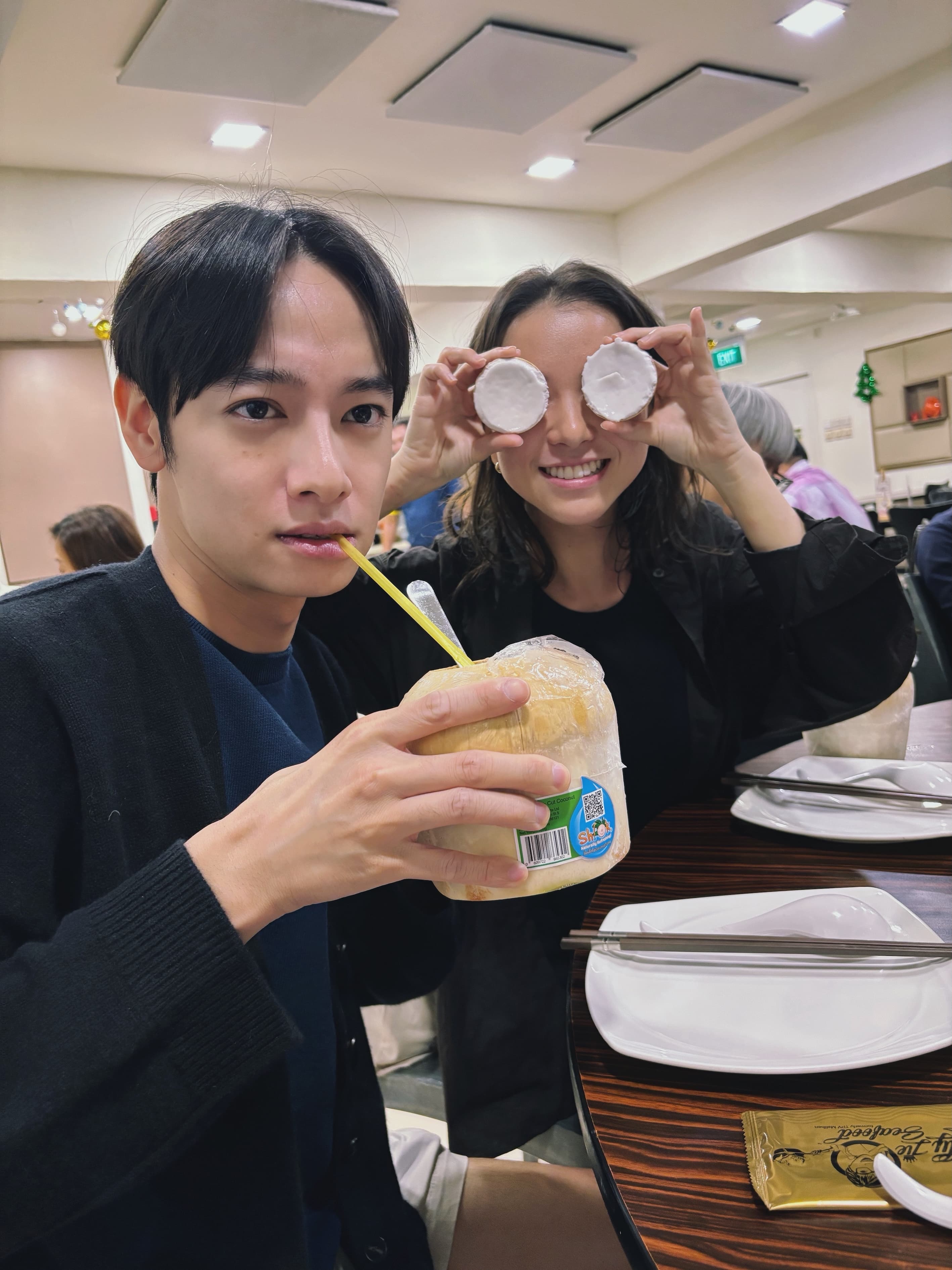 劉修甫(左)、項婕如在新加坡喝椰子水搞怪拍照。（三匠影視提供）