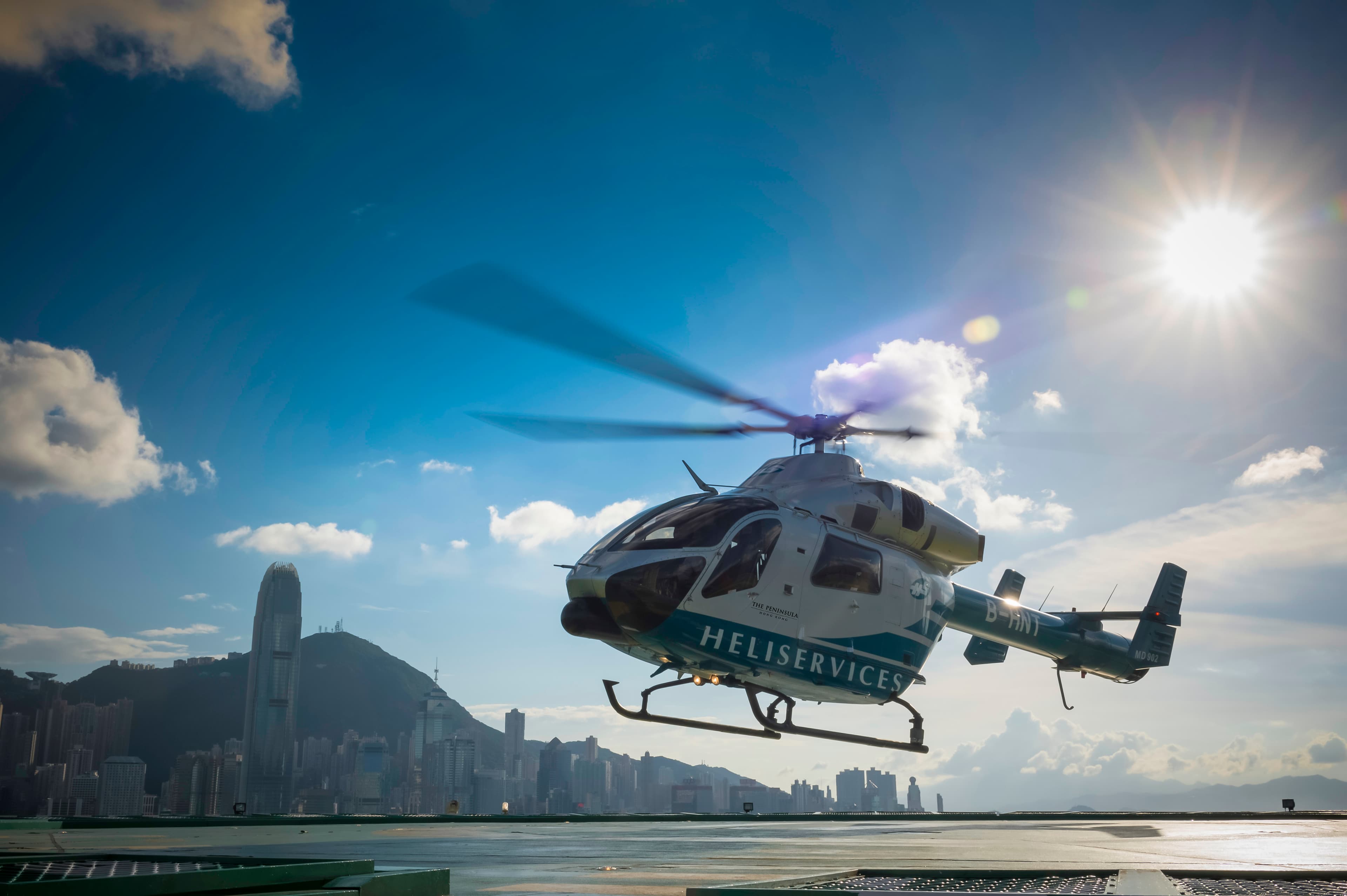 香港半島直升機由Heliservices營運，採雙引擎MD902 Explorer，可容納6名VIP乘客，直達酒店天台。（半島酒店提供）