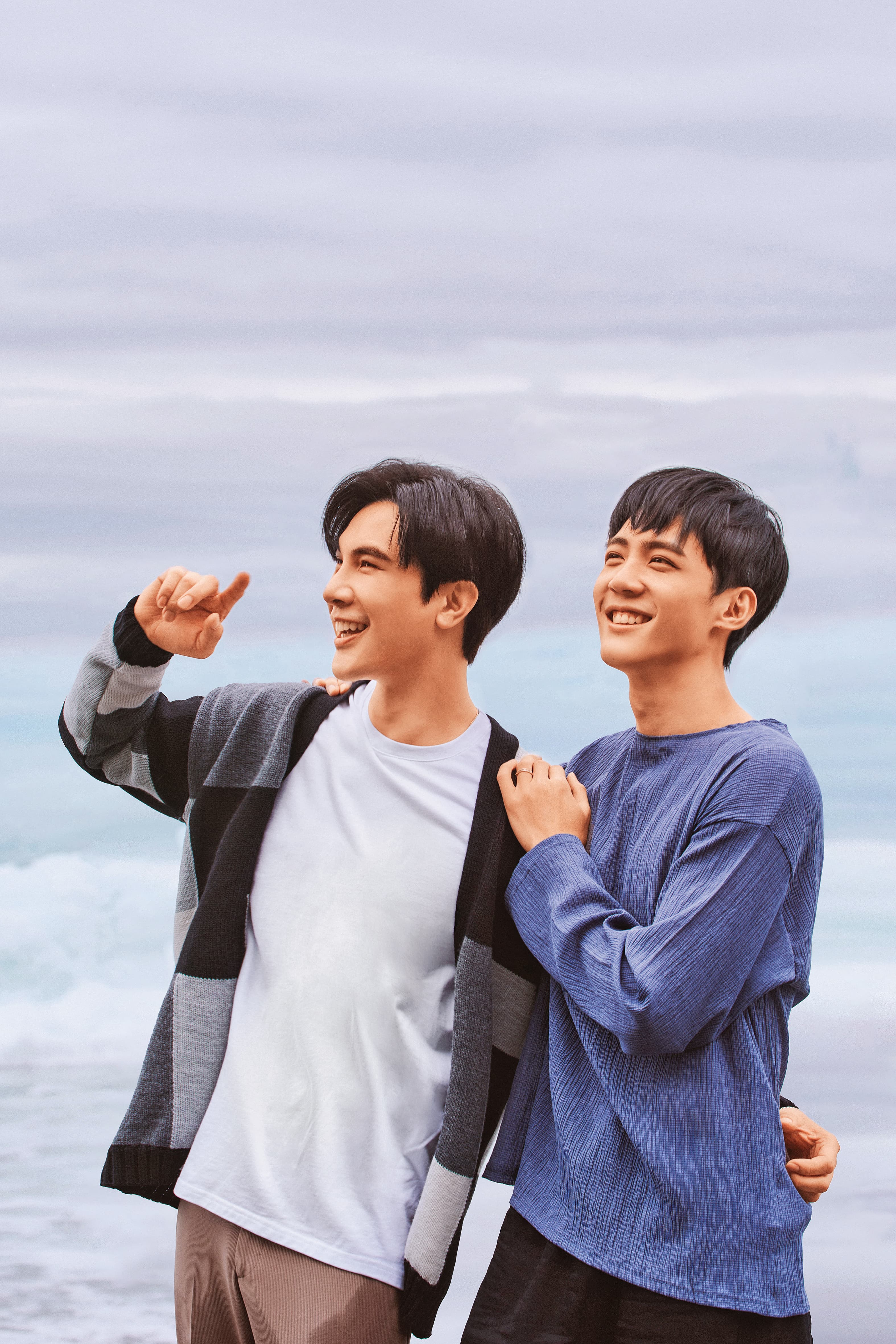 謝佳見（左）為了轉型，特地增胖扮演同志爸爸角色，還演出激情床戲。右為邱木翰。（GagaOOLala提供）