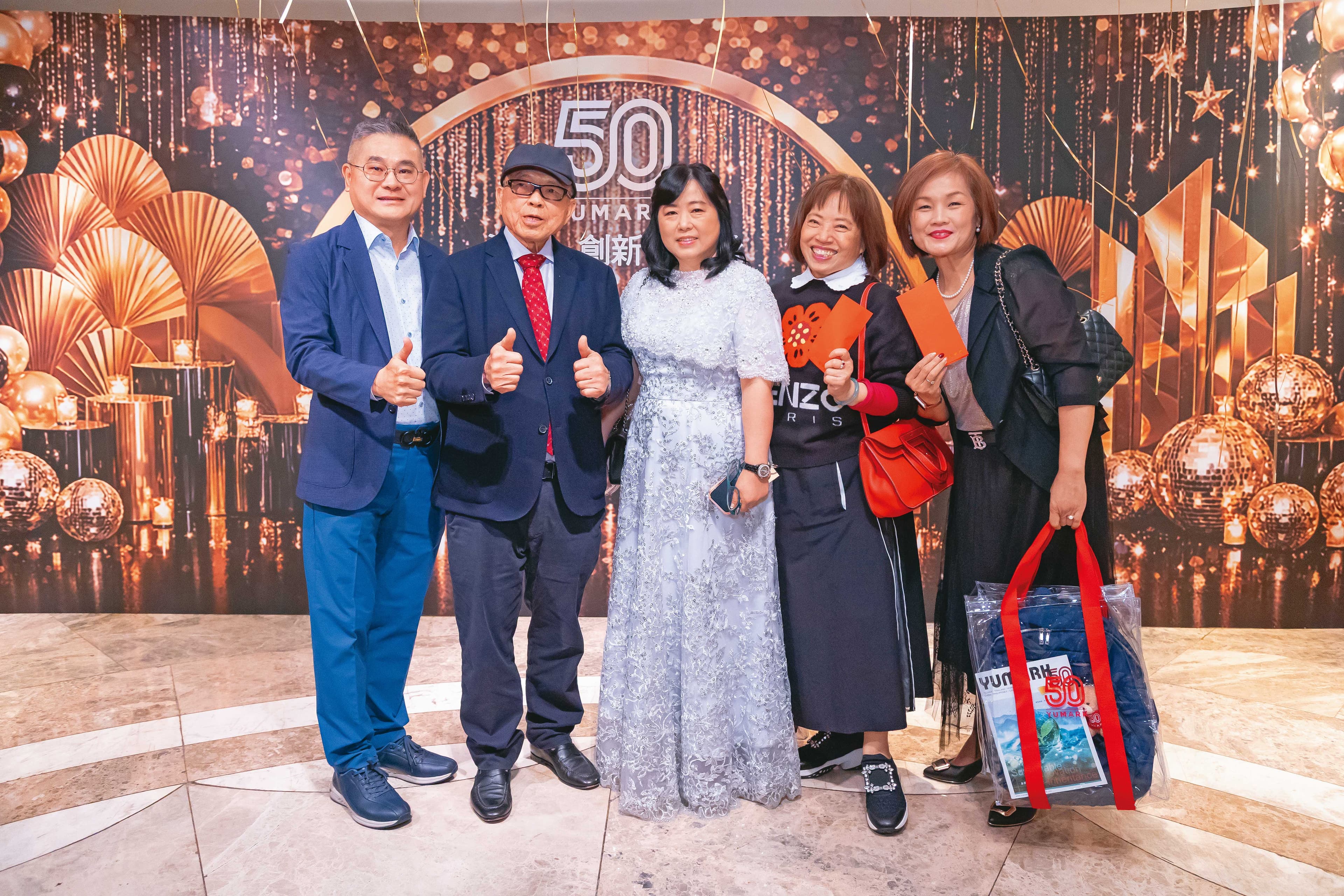 去年12月志邦歡慶50週年。左2為陳明宏，中為董娘胡淑華。（志邦提供）
