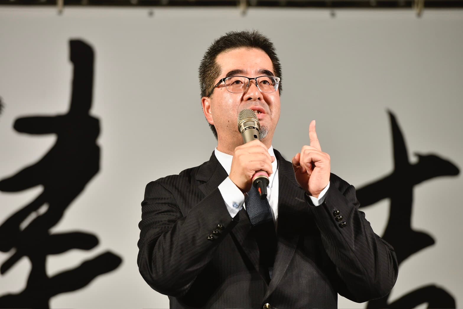 前總統馬英九基金會執行長蕭旭岑上台聲援柯文哲。