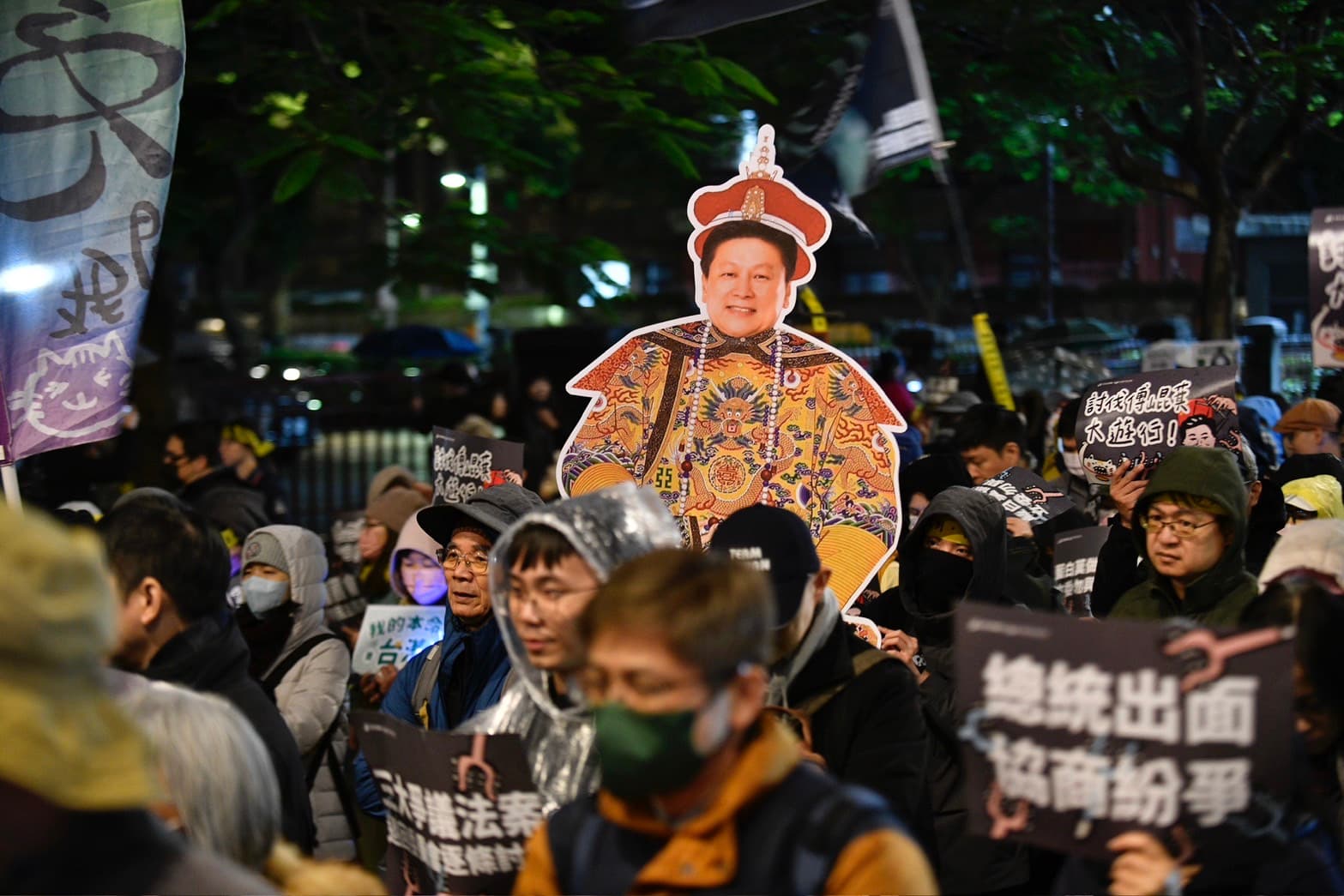 國民黨明天將強渡3大爭議法案，今晚有大批民眾聚集在立法院外，對此表達不滿。