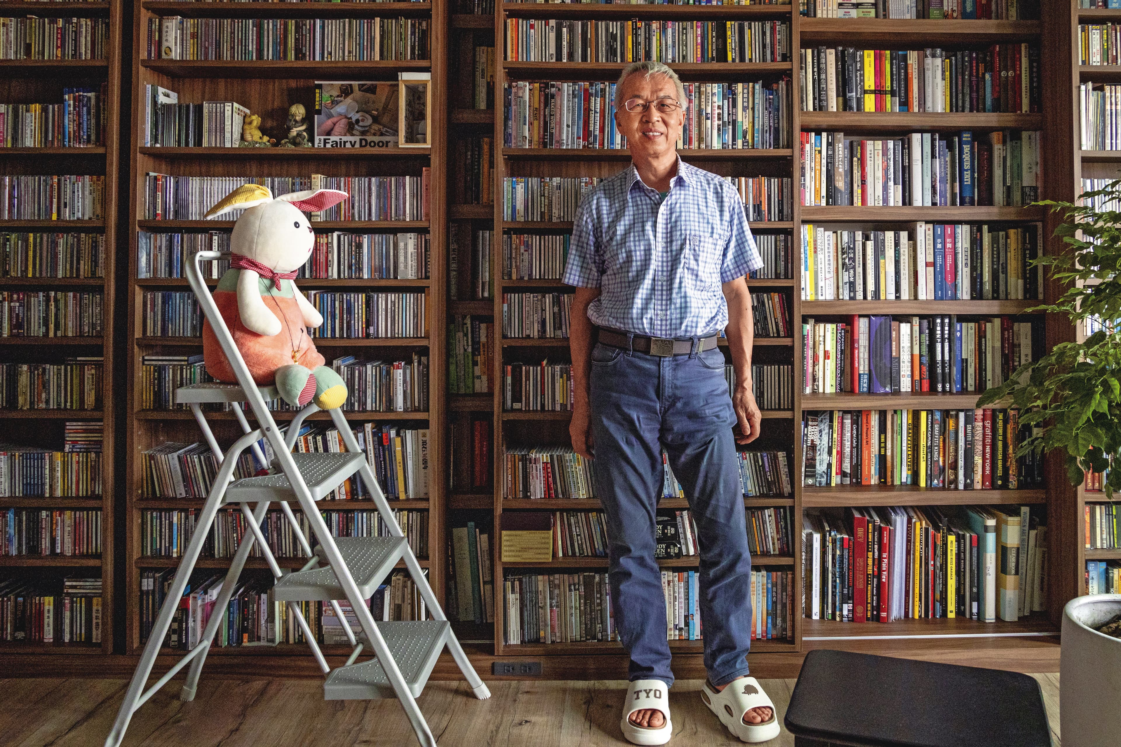 畢恆達家裡有一整牆的雙層櫃擺滿書跟光碟收藏，臥室、餐廳都有暗櫃，悉心收納他小時候的獎狀、信件、日記，甚至有5歲時的畫。東西極多，但整齊乾淨。