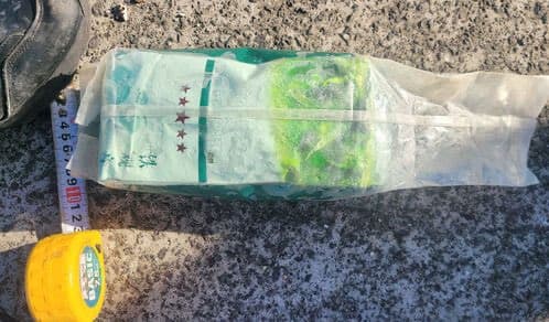 南韓濟州海岸1天內發生2次偽裝成中國鐵觀音茶葉袋的毒品可疑物。（翻攝自X@roroloyy）