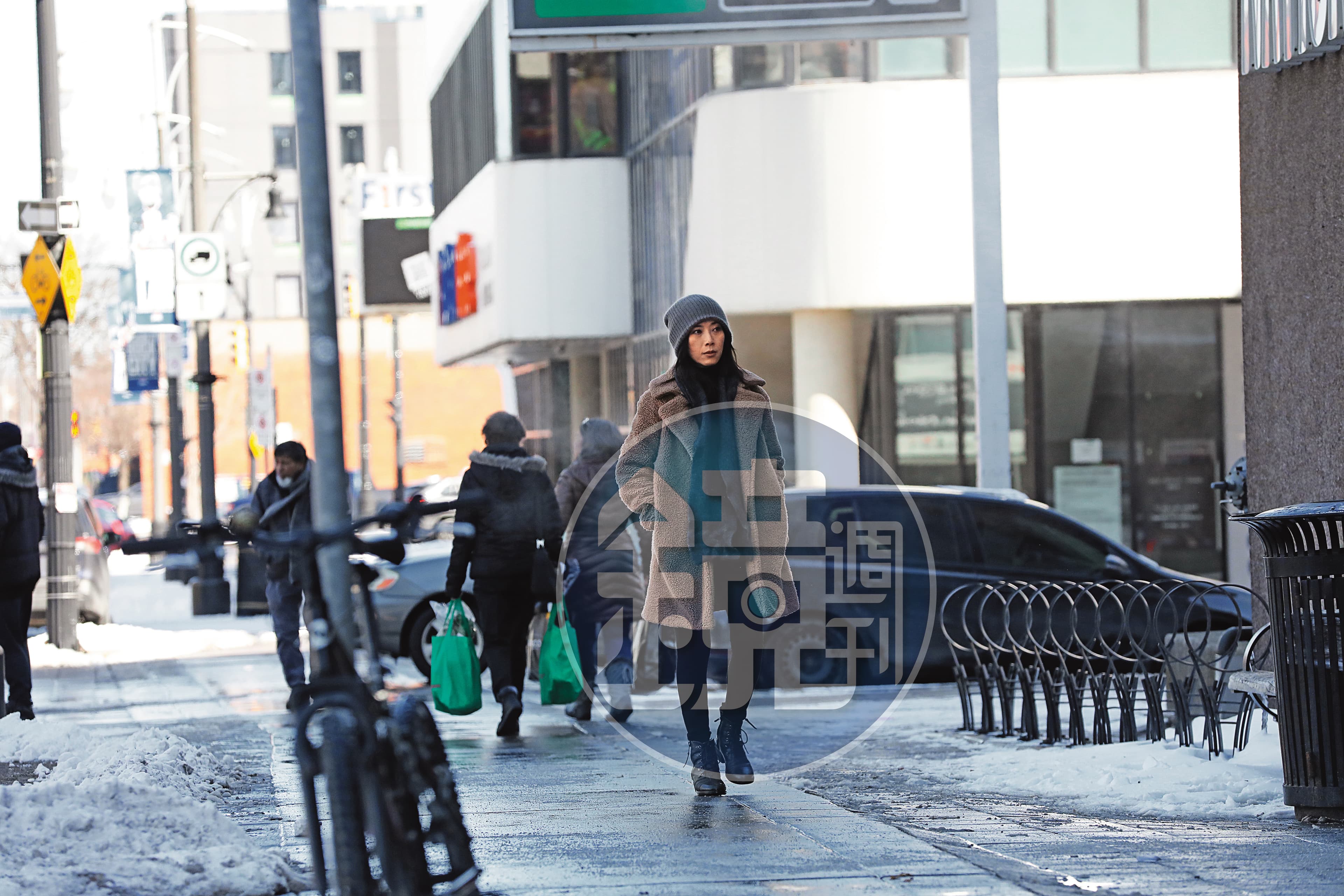 貴婦奈奈一人走在加拿大漢米爾頓市街道，即便外套包得緊緊，仍可見身形消瘦。