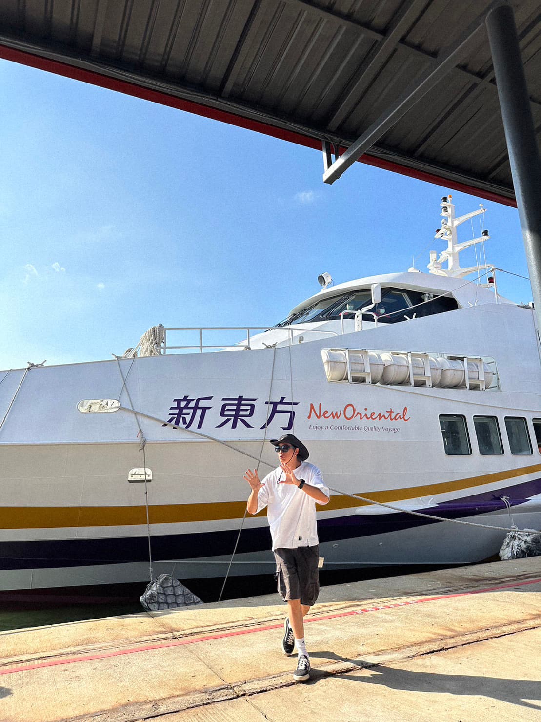 何潤東車撞毀後仍歸隊導戲。（何潤東臉書）