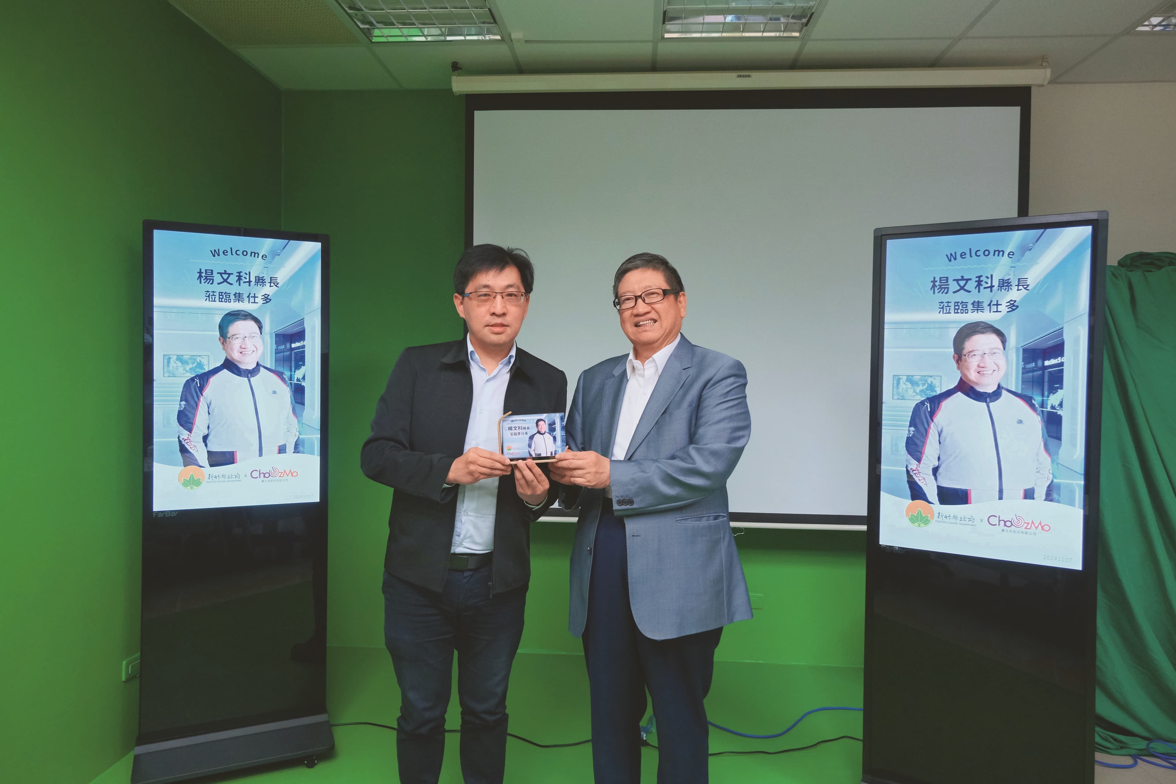 楊縣長走訪獲SBIR補助亮點企業，現場體驗AI人像建模動作拍攝。（新竹縣政府提供）